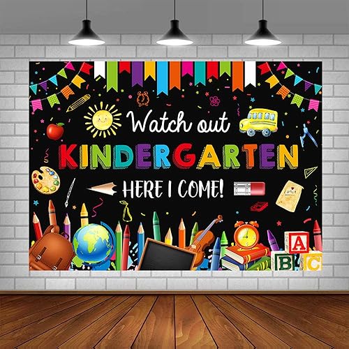 Fondo de 7 x 5 pies para jardín de infantes para el regreso a la escuela, con texto en inglés "Watch Out Kindergarten Here I Come", suministros para