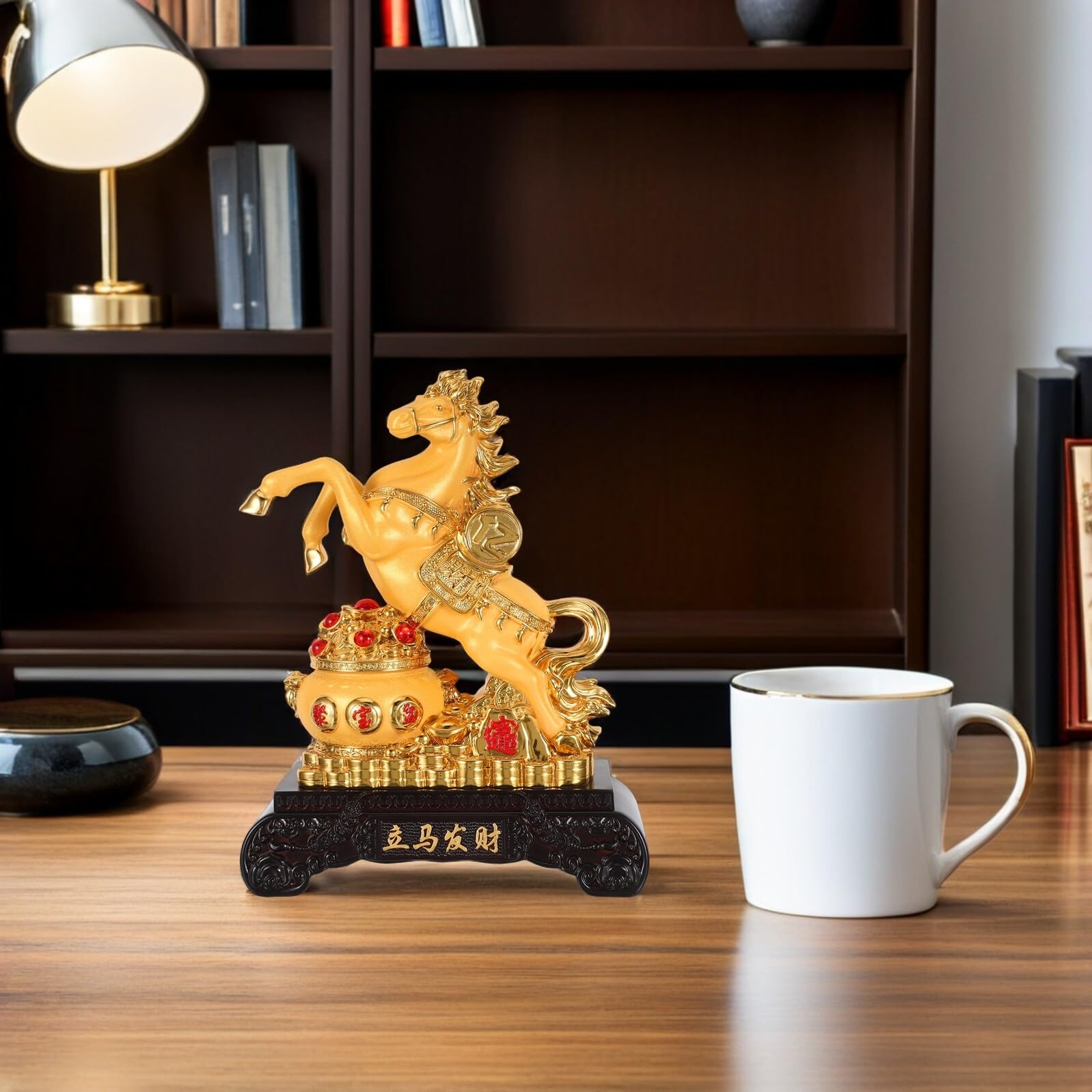Pferdeskulptur aus Kunstharz im Feng Shui Stil Elegante Goldene Pferdefigur für Wohnzimmer und Büro Platzsparendes Design zum Chinesischen Neujahr 2026