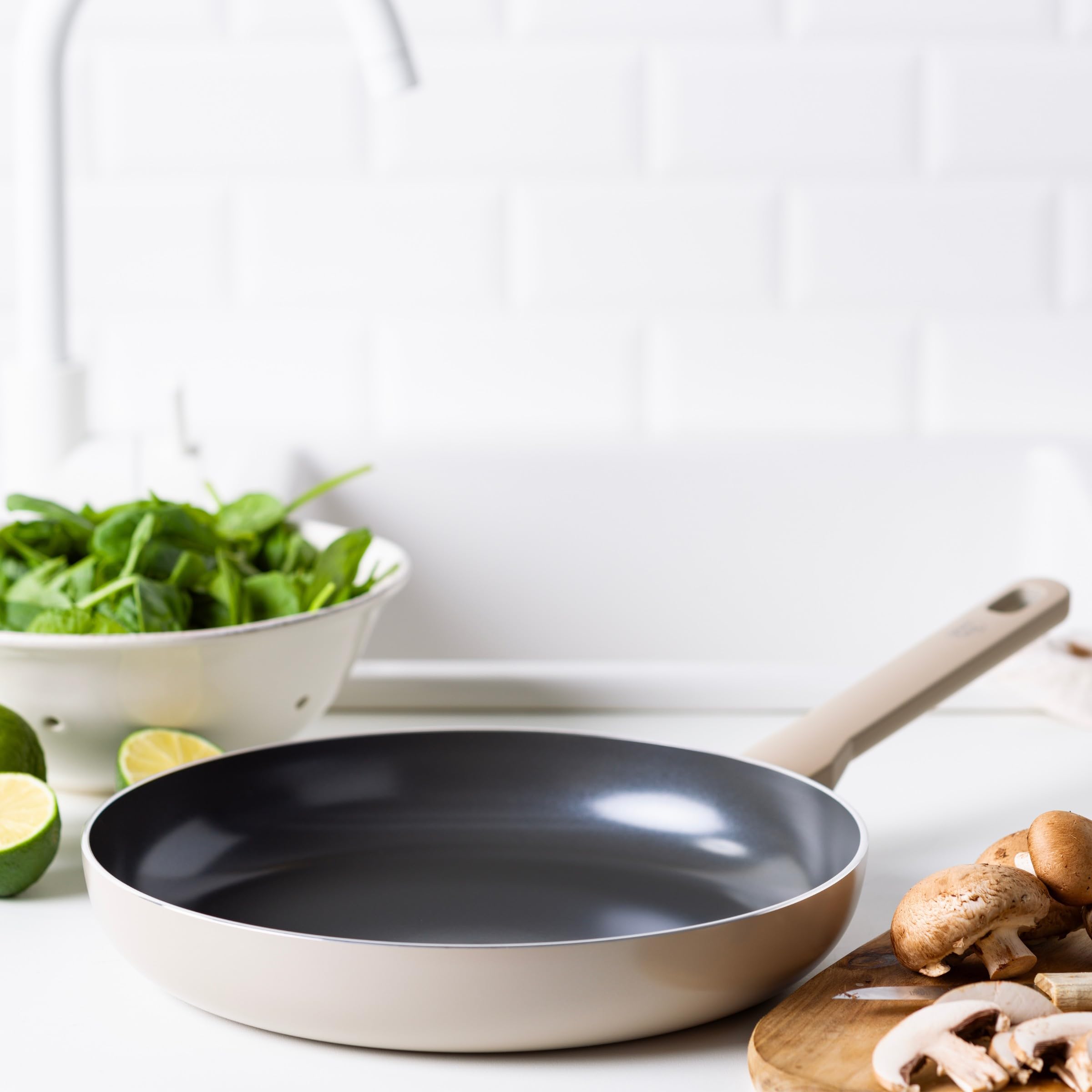 GreenChef Tones Padella con Rivestimento Ceramico Antiaderente, 28 cm, Compatibile Induzione, Senza PFAS, Adatta Forno 200 °C, Lavabile Lavastoviglie, Tortora