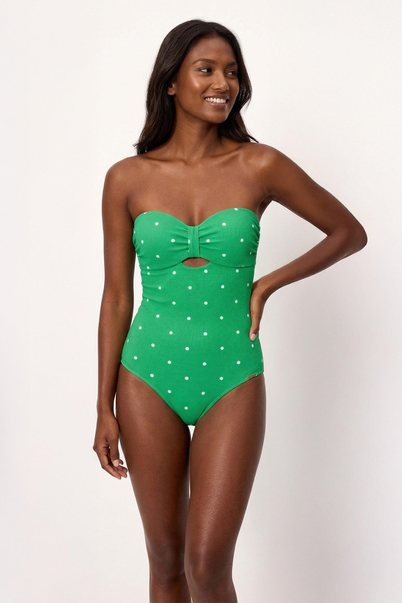 YSABEL MORA. Bañador Moldeador Bandeau con Aro Piqué Lunares. Compresión Ligera En Abdomen para Silueta Estilizada. Copa B con Relleno para Mayor Sujeción Y Cobertura Colección Lime.