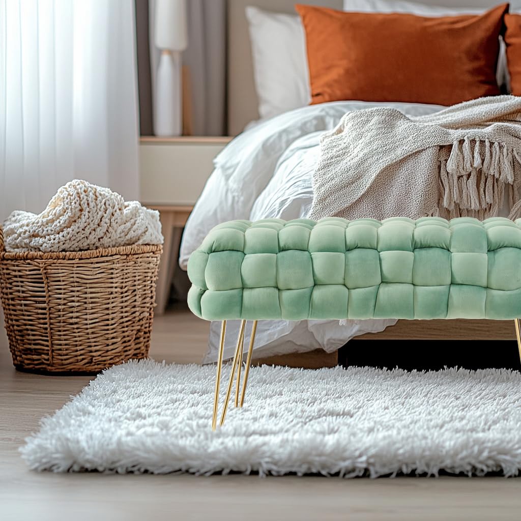 Zedelmaier Moderner Velvet Kosmetik Hocker, Quadratisch Ottoman-Fußhocker mit goldfarbenen Metallbeinen, Gepolsterte Sitzhocker,Strick Samt Hocker (Hellgrün, 70x38x41.5cm)