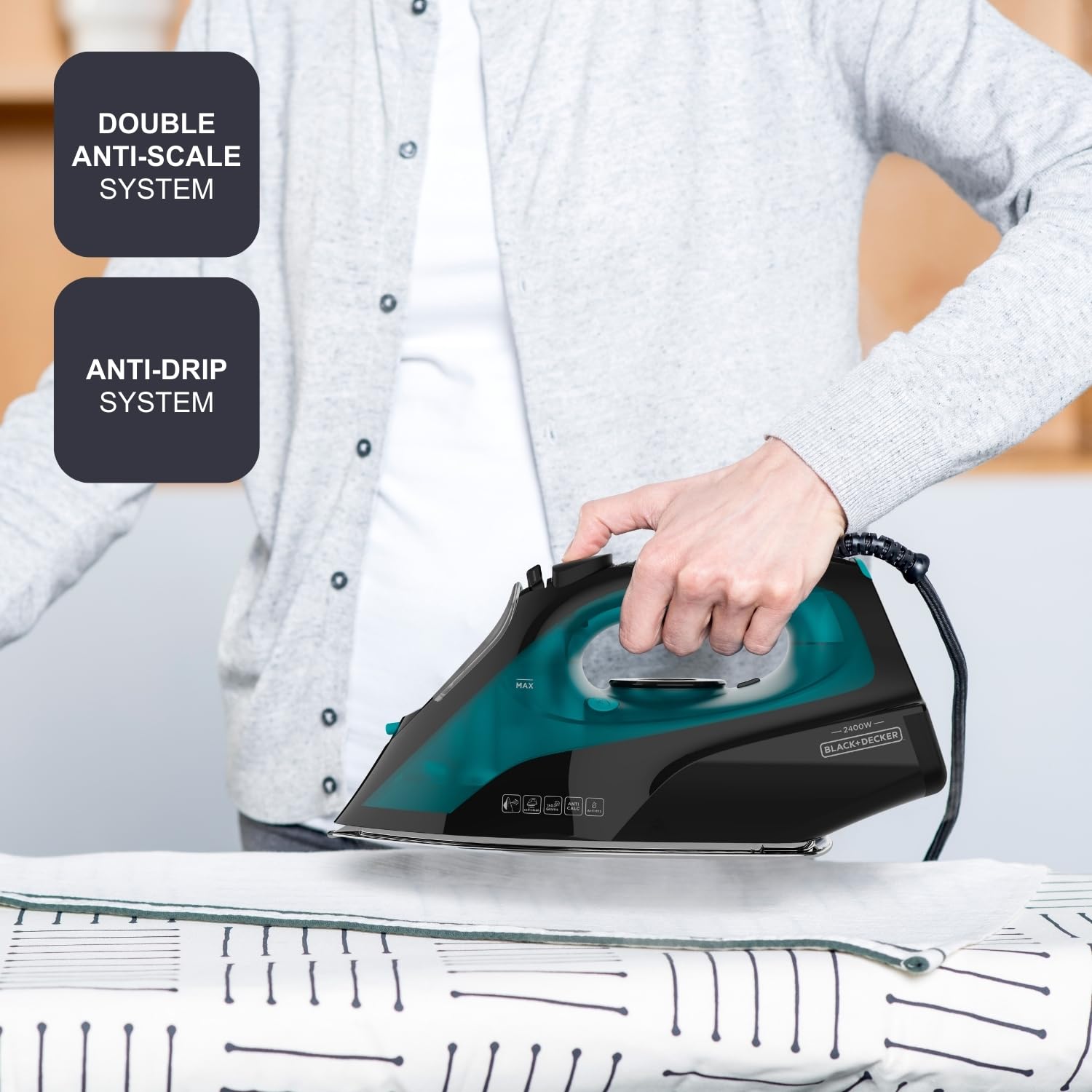 BLACK+DECKER BXIR2403E - Ferro da stiro a vapore 2400W. Piastra in ceramic di precisionea. Colpo di vapore150g/min. Vapore continuo 0-45g/min. Verticale. Doppio sistema anticalcare. Autopulente. Nero