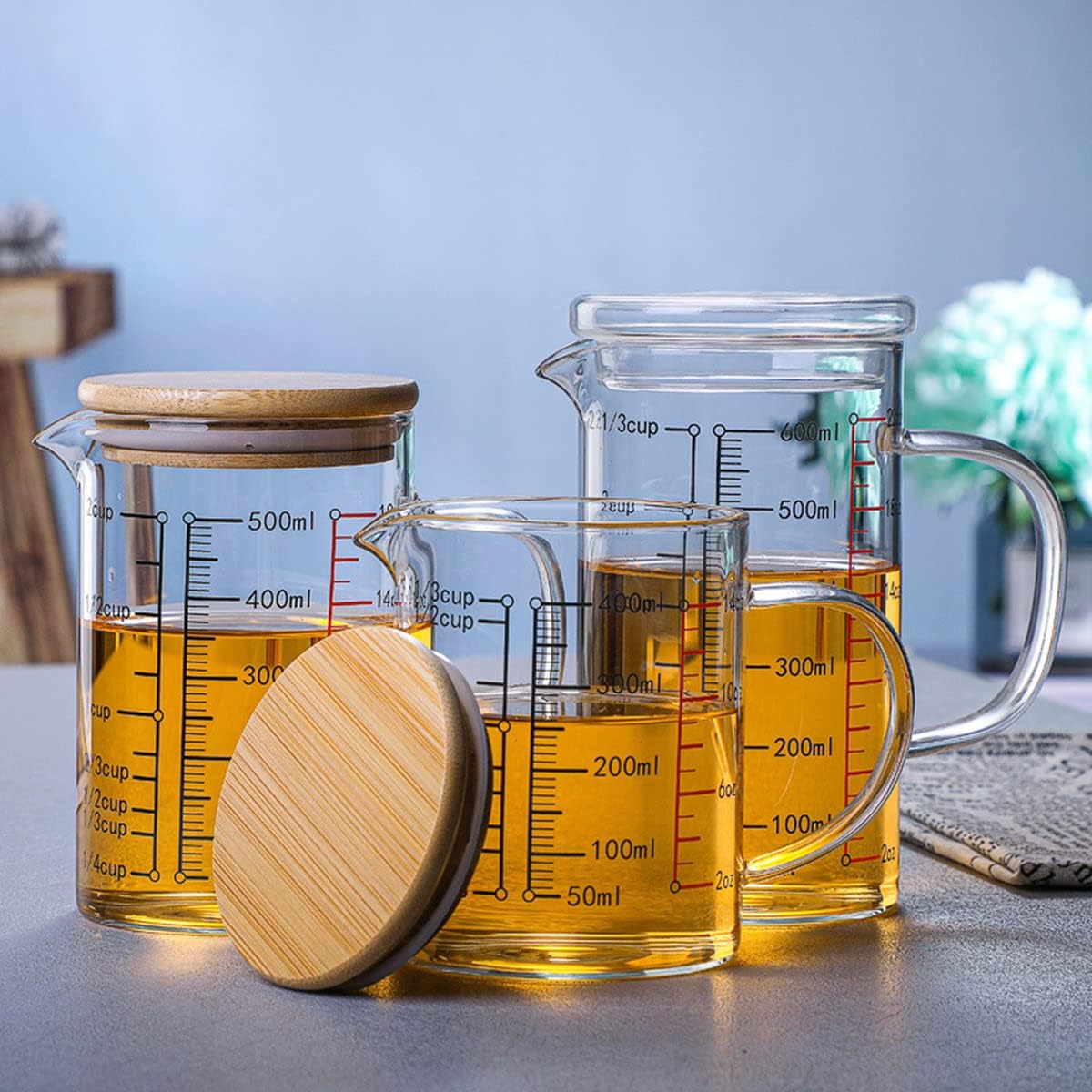 Multi-Function Glass Measuring Cup, V-Shaped Spout and Three Scales, with Handle and Bamboo Lid Glass Beaker for Kitchen or Restaurant (400ml)