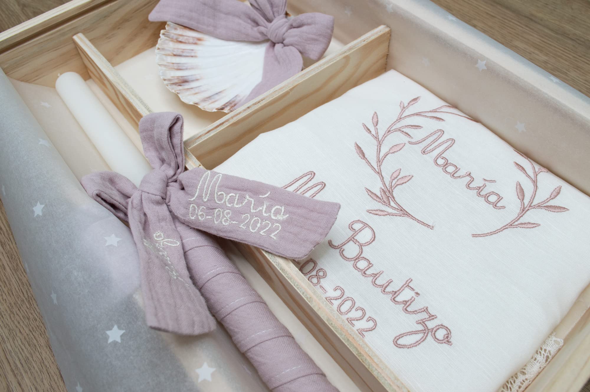 Kit di lusso personalizzato per battesimo - Set de candela, panno e conchiglia ricamati - Scatola di legno lavorata con il nome e la data di battesimo - Modello Bambula (Rosa cipria)