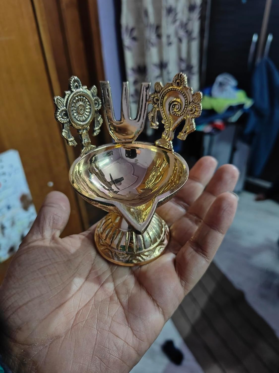 Narayan bhaktiᵀᴹ Pure Brass shankh Chakra namam Diya for Pooja | vaishnav Vishnu Temple Oil lamp for Home mandir | Traditional Hindu Decorative Brass Diya(W: 2.5" H: 3.5"|| Weight:165gm) (Pack of 1)