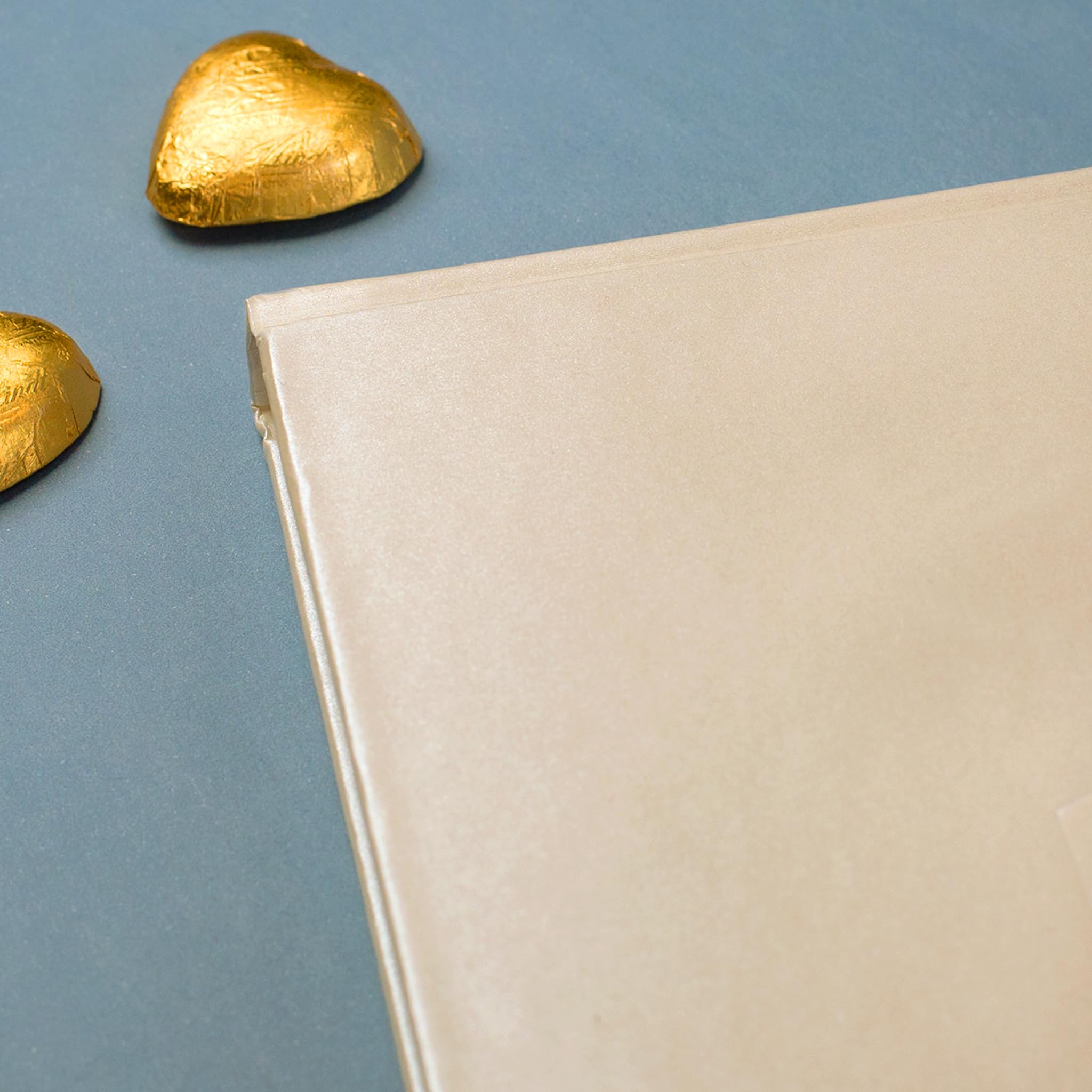 Herz & Heim® Personalisierbares Gästebuch zur Hochzeit – Edles Design mit LOVE-Prägung – Hochzeitsbuch für Erinnerungen – 176 Seiten – Hochzeitsalbum „Love“ mit Namen & Datum