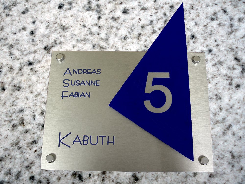 Modernes Namensschild/Türschild D1 made by GravUp mit Hausnummer : Gravur nach Wunsch - Aluminium im Edelstahloptik Acrylglas. + 4er Set Edelstahl V2A Zierkappen + Gewinderingen.