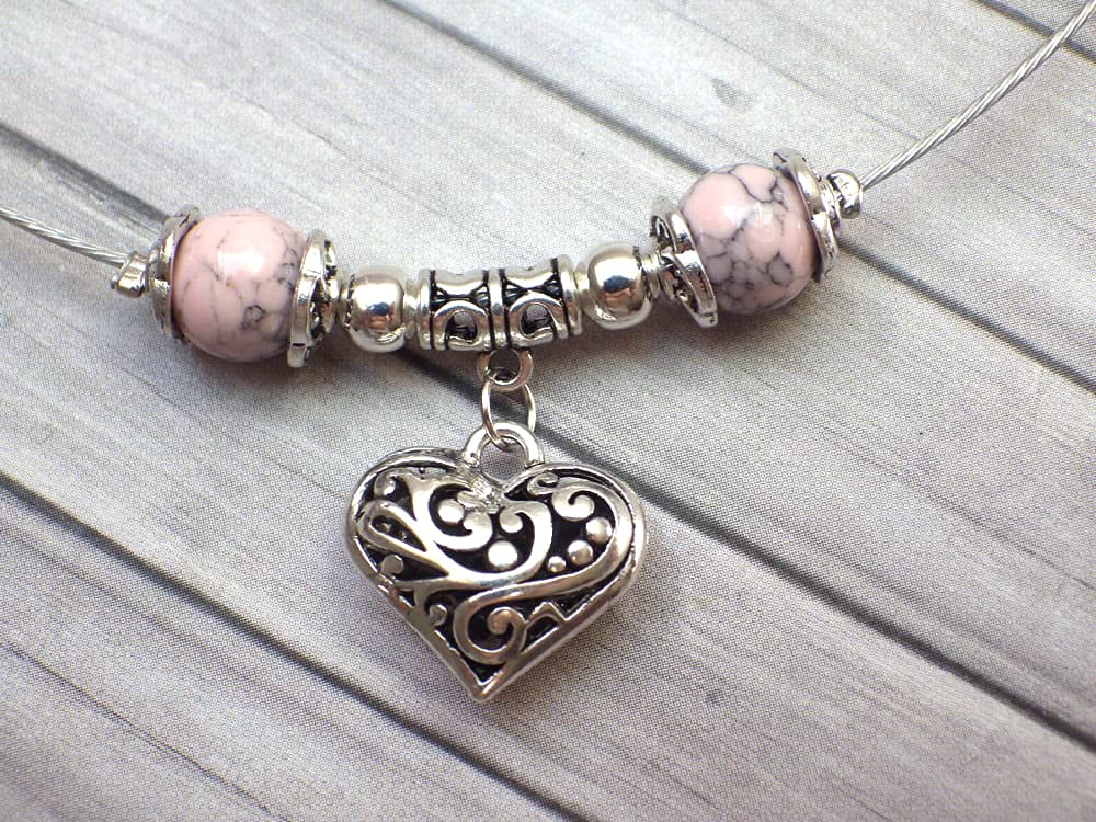 Conjunto de joyas para mujer en cuentas de turquesa rosa reconstituido y colgante de filigrana en forma de corazón