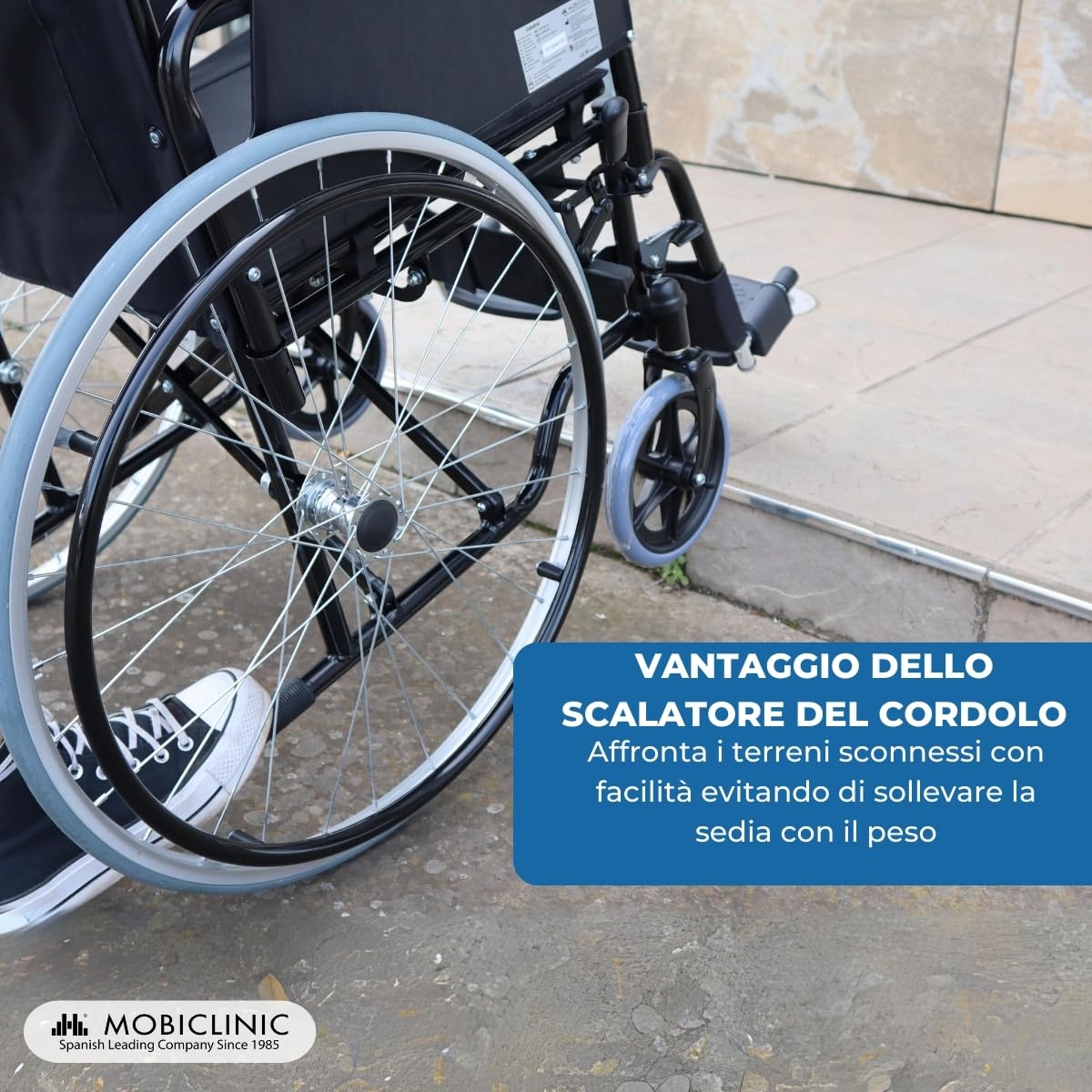Mobiclinic®, Sedia a rotelle pieghevole, Autopropulsa, Braccioli rimovibili e imbottiti, Poggiapiedi abbattibili, Catedral, Freno manuale, Sistema di sollevamento dei marciapiedi, Ruote antiforatura