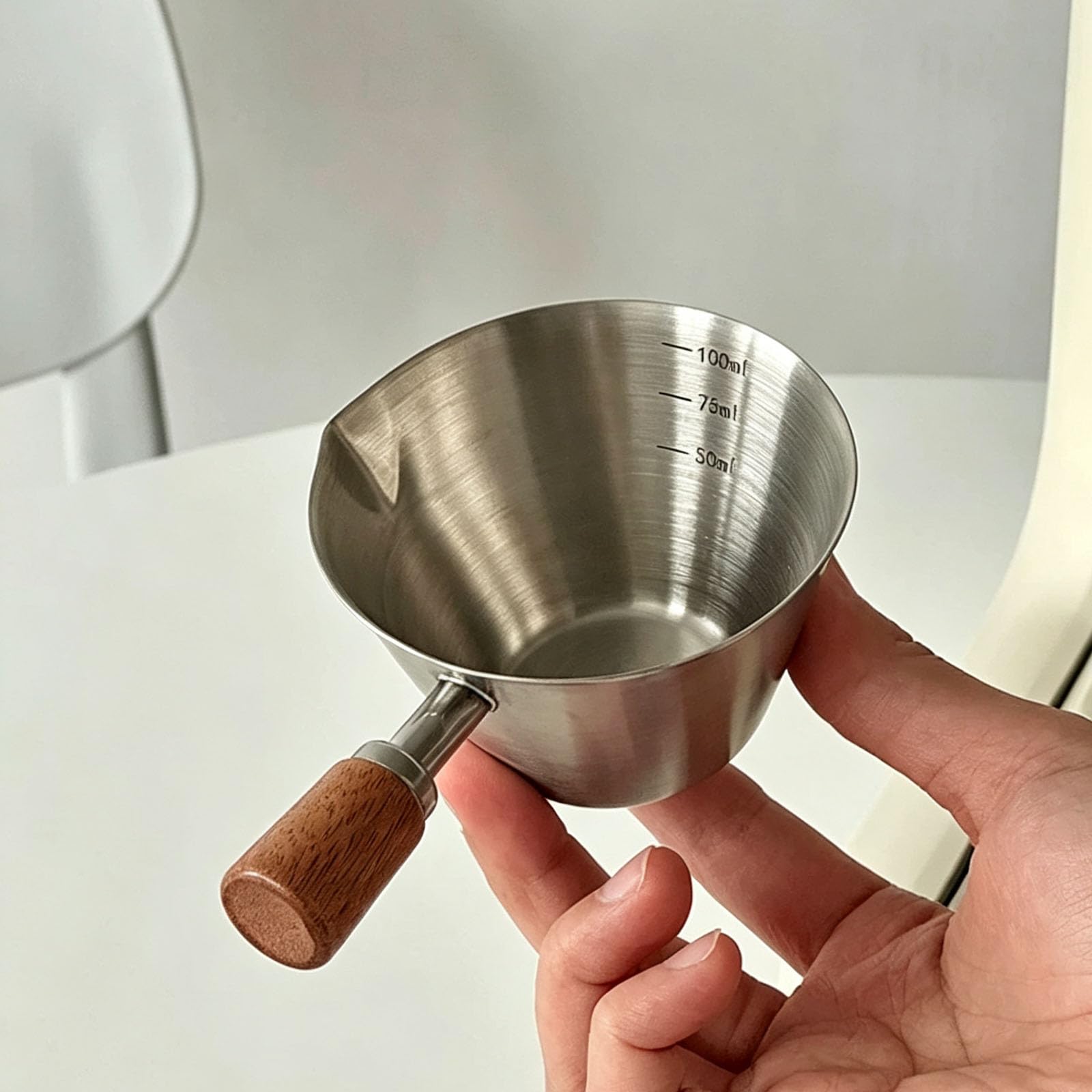 Espresso Messbecher, mit Holzgriff und Abgestufter Skala (Silver) | 100 Ml Messbecher Kaffee Edelstahl, Mit v-Förmigem Ausguss Genaue Flüssigkeitsportionskontrolle Kaffee, Desserts, Cocktails