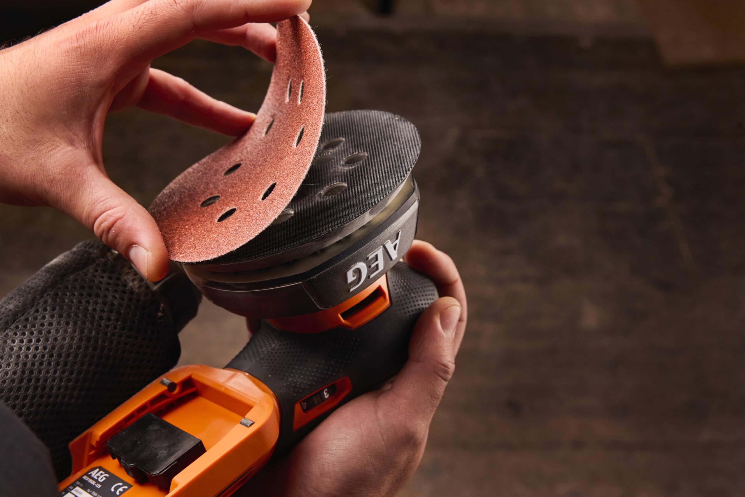 AEG - Ponceuse excentrique diamètre 125 mm 18V SUBCOMPACT BRUSHLESS, 7000 à 11000 osc/min, diamètre d'oscillation 2,4 mm, sans batt. ni chargeur, en carton.