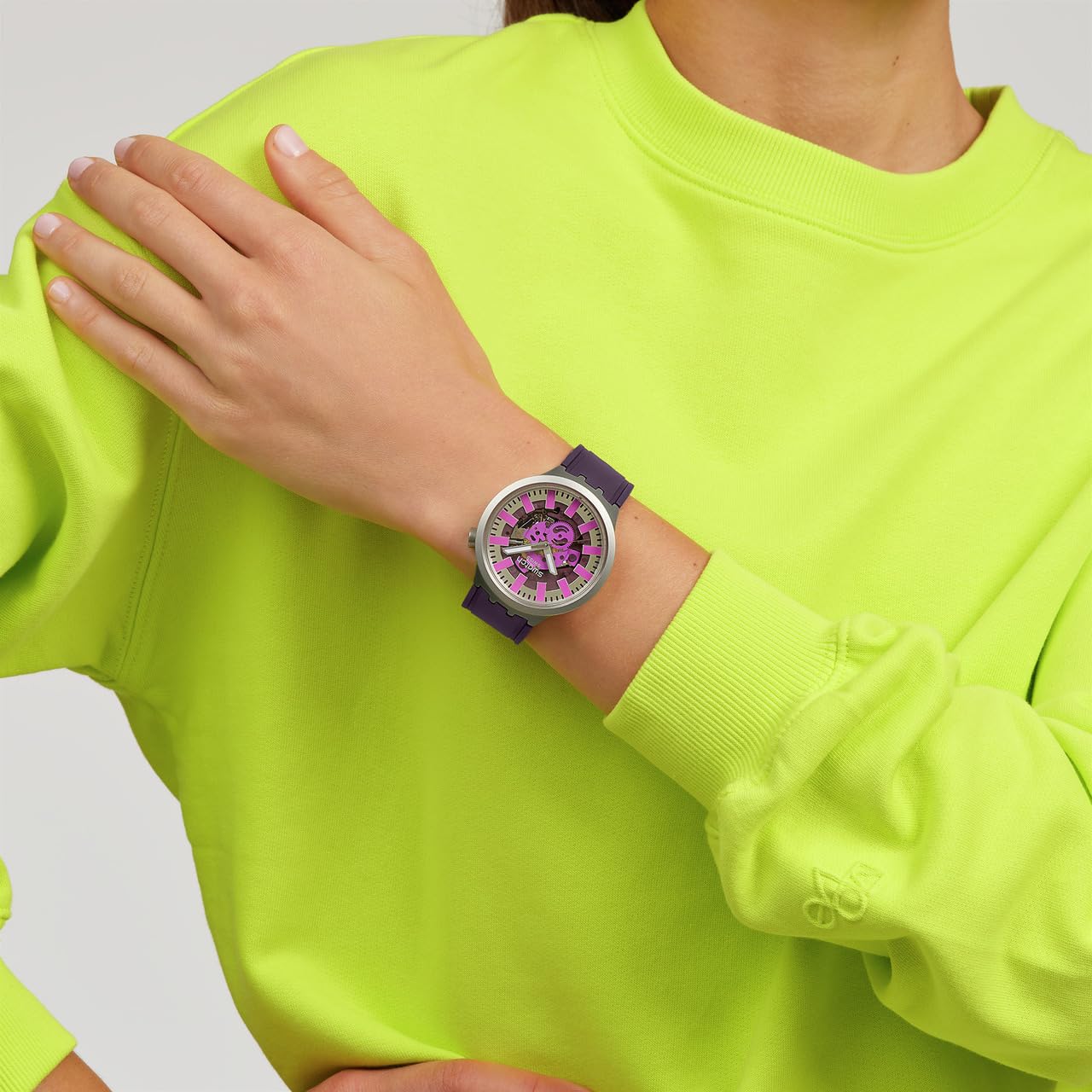 Swatch Reloj unisex casual de acero inoxidable de cuarzo Audacious ACAI, Púrpura, Moderno