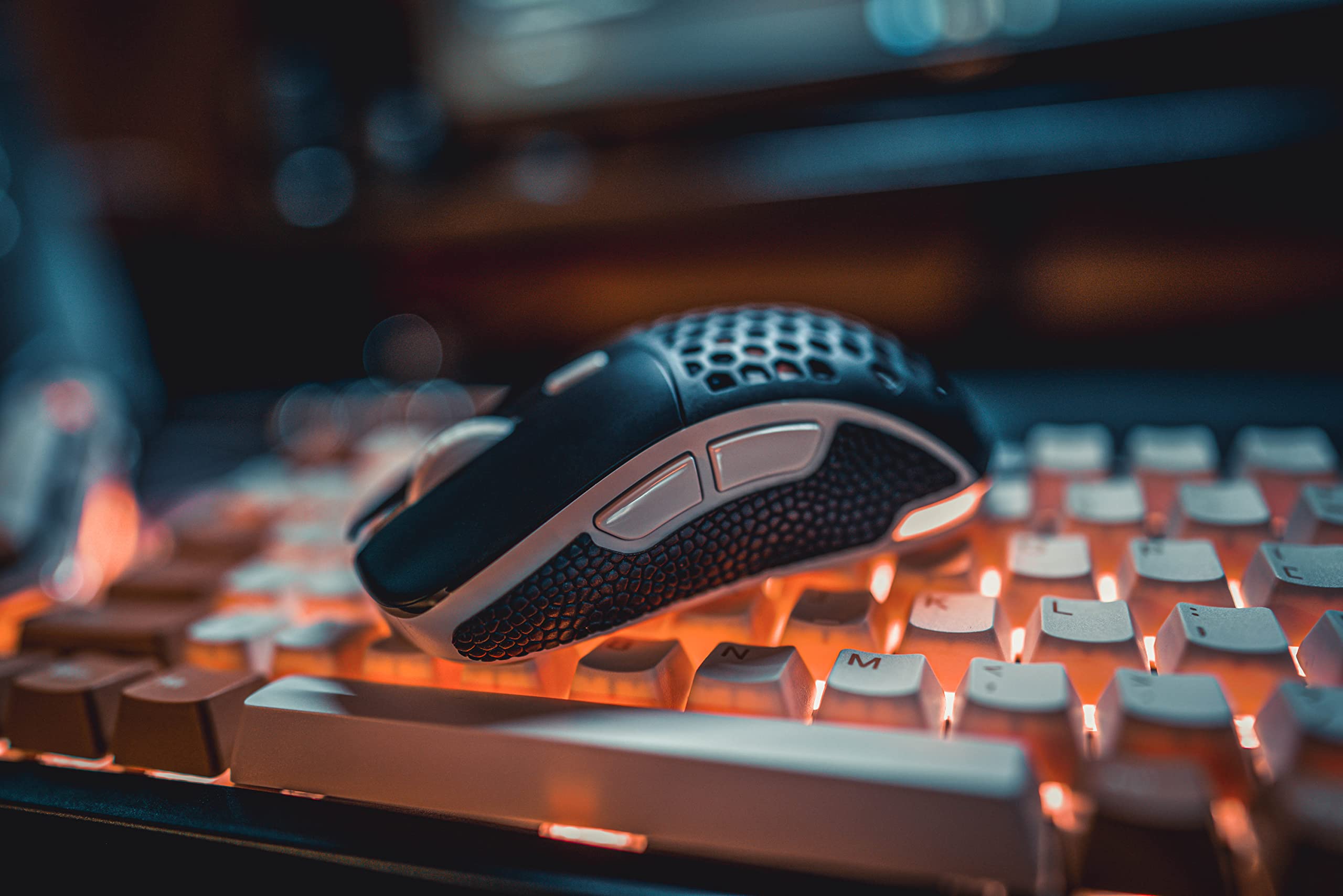 PWNAGE Ratón inalámbrico ultra personalizado para juegos Symm Gen 2.0 RGB impecable profesional PAW3370 Sensor óptico 19.000 DPI, patines 100% PTFE (lados de panal, inalámbrico, blanco)