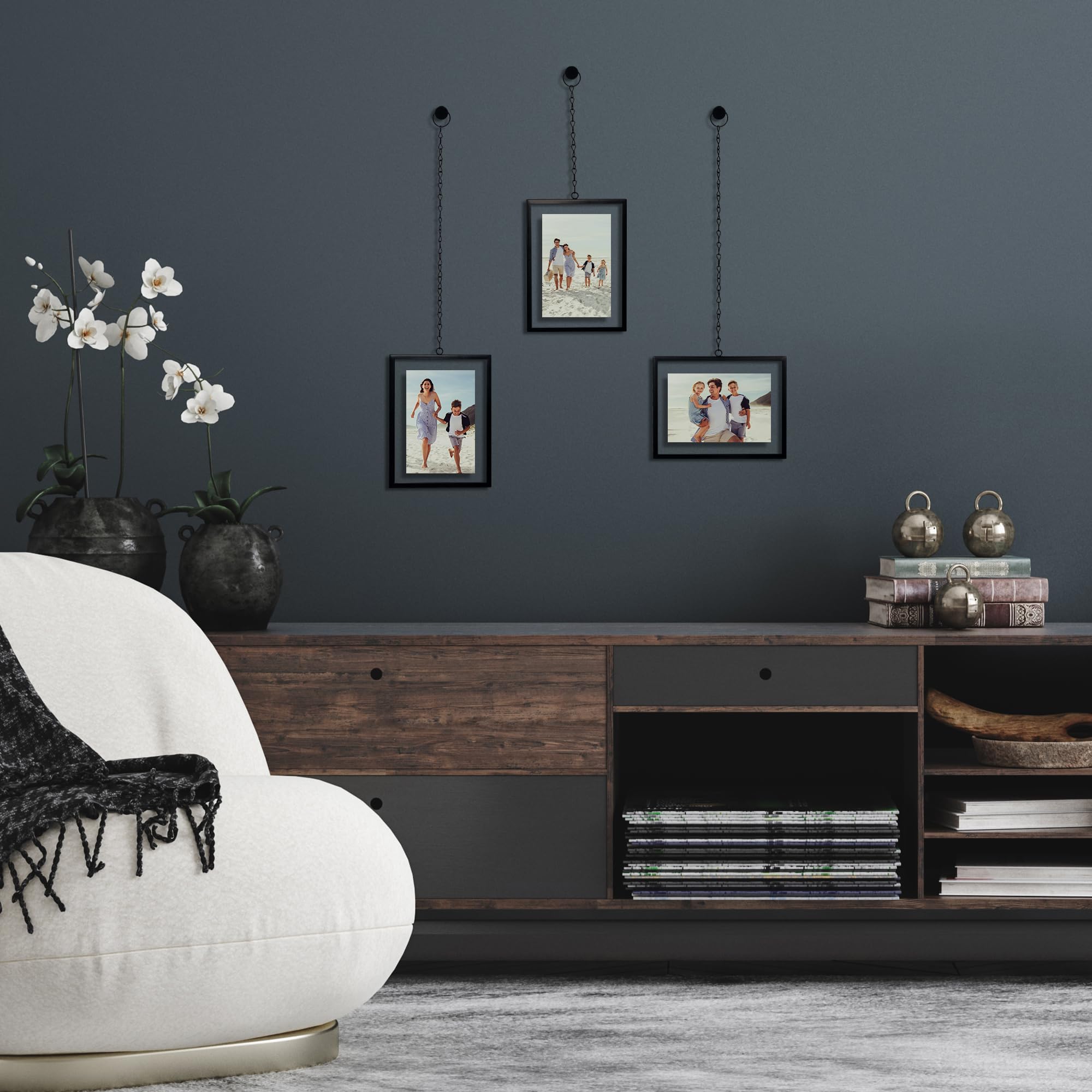 Americanflat Schwebender Metallrahmen mit Kette, 3 Stück, Verwendung als 10,2 x 15,2 cm Bilderrahmen, gepresste Blumen-Display für Wanddekoration, elegante schwarze Zierleiste mit bruchfestem Glas
