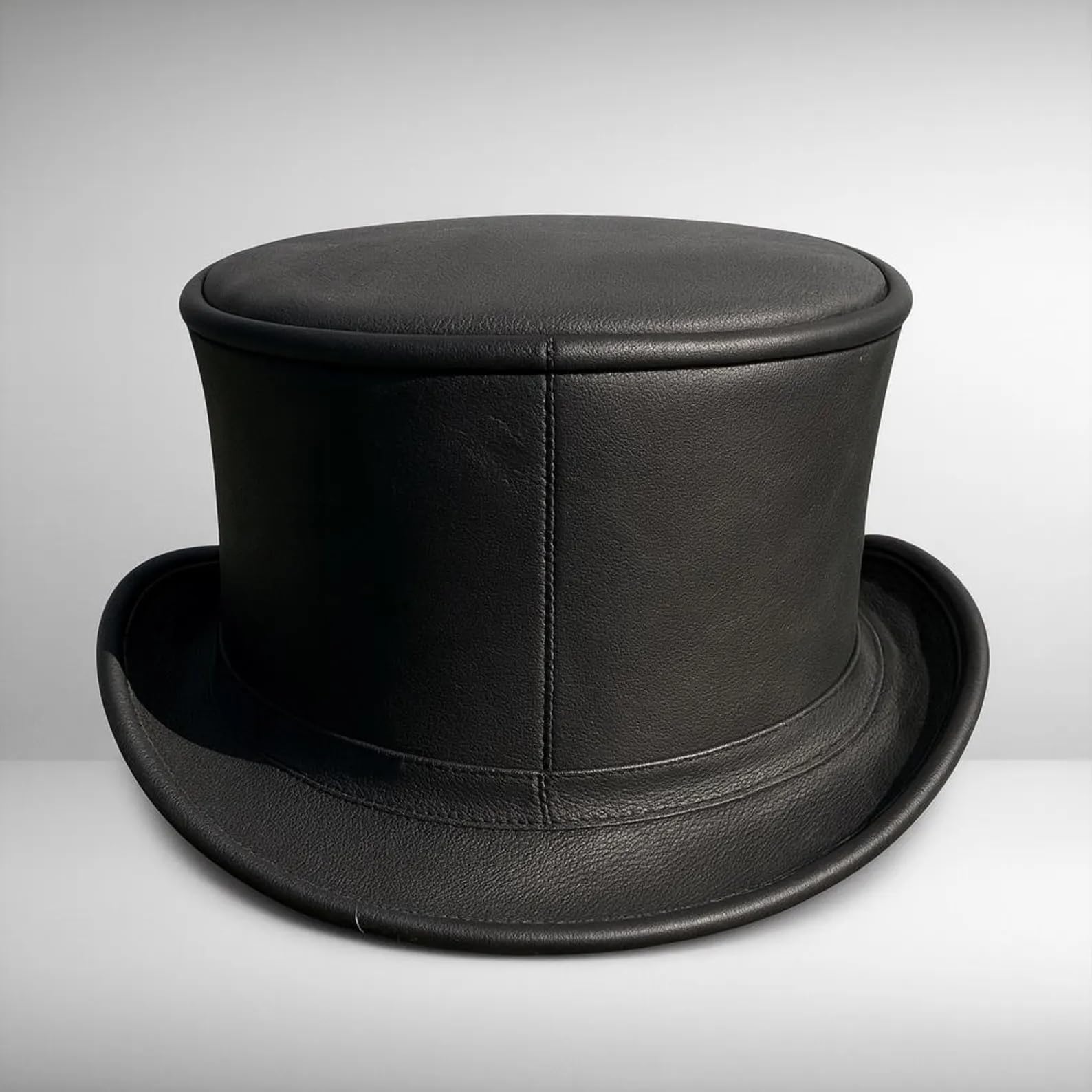 Sombrero de cuero – Diseño de rejilla negra con detalles de tachuelas, estilo gótico para cosplay, fiestas y eventos temáticos