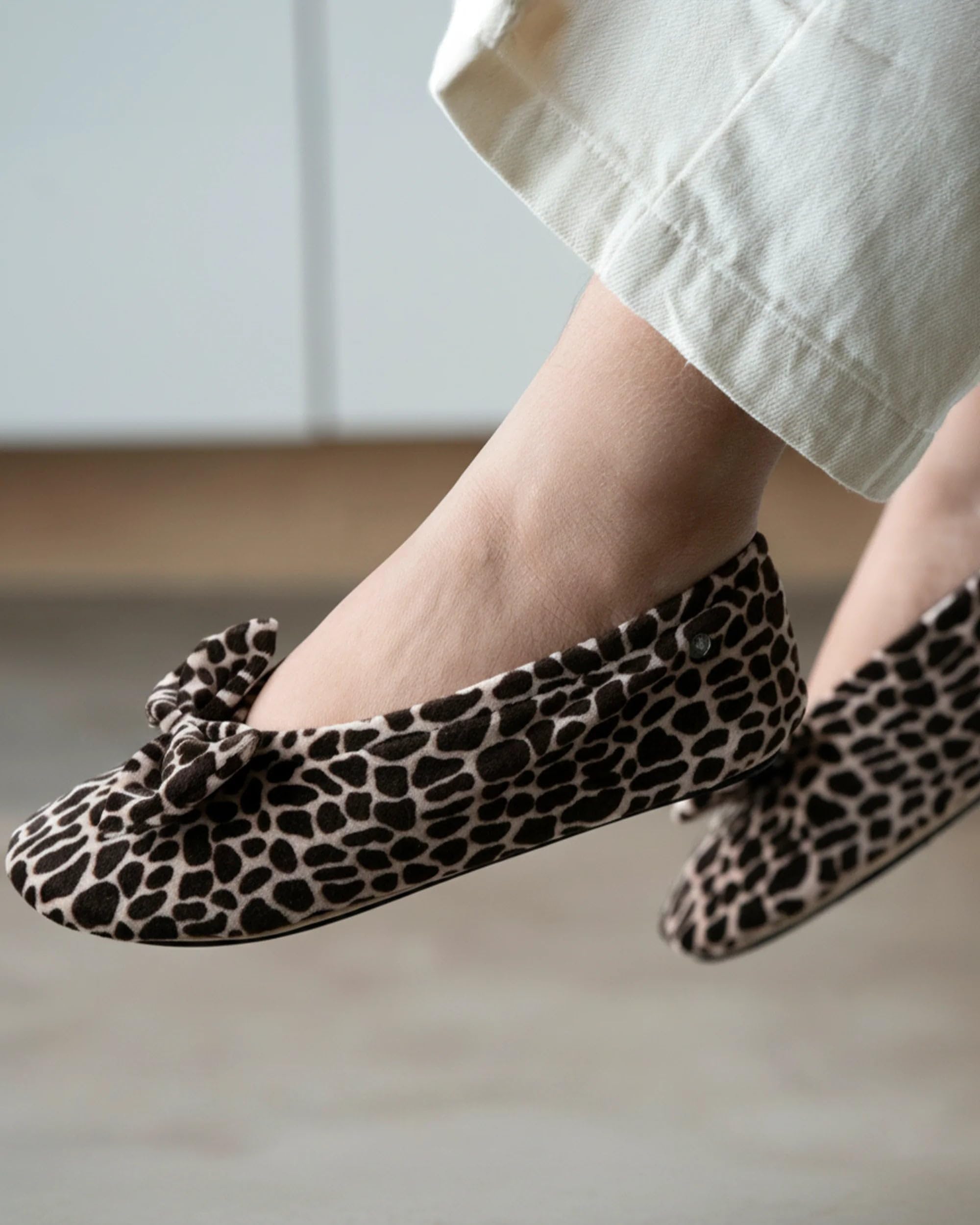 Isotoner Chaussons pantoufles Ballerines femme ultra confortables, semelle en cuir, détail grand nœud,