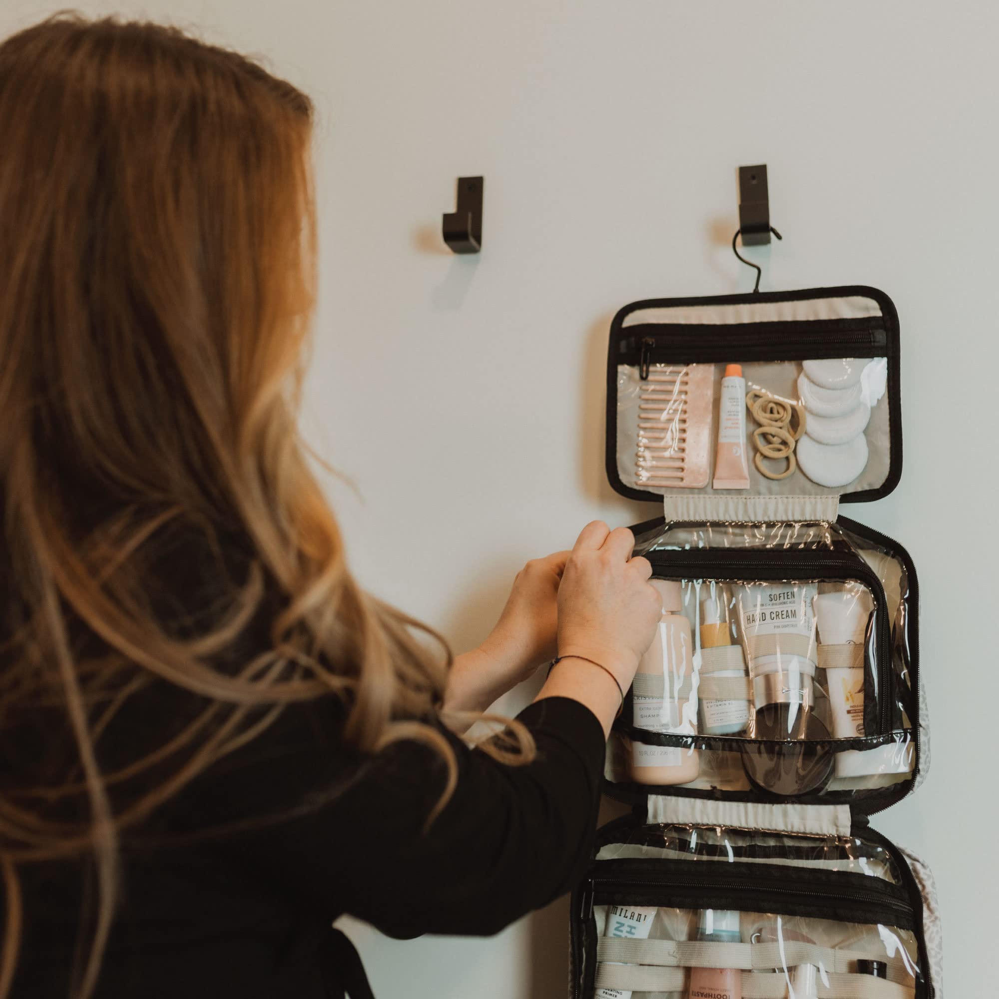 Jadyn Kulturbeutel zum Aufhängen, erweiterbarer Kulturbeutel, Organizer für Frauen, wasserabweisend, große Reise-Kosmetiktasche für Make-up, Toilettenartikel, Lotion, Wüste Leopard, 6.5 Liters