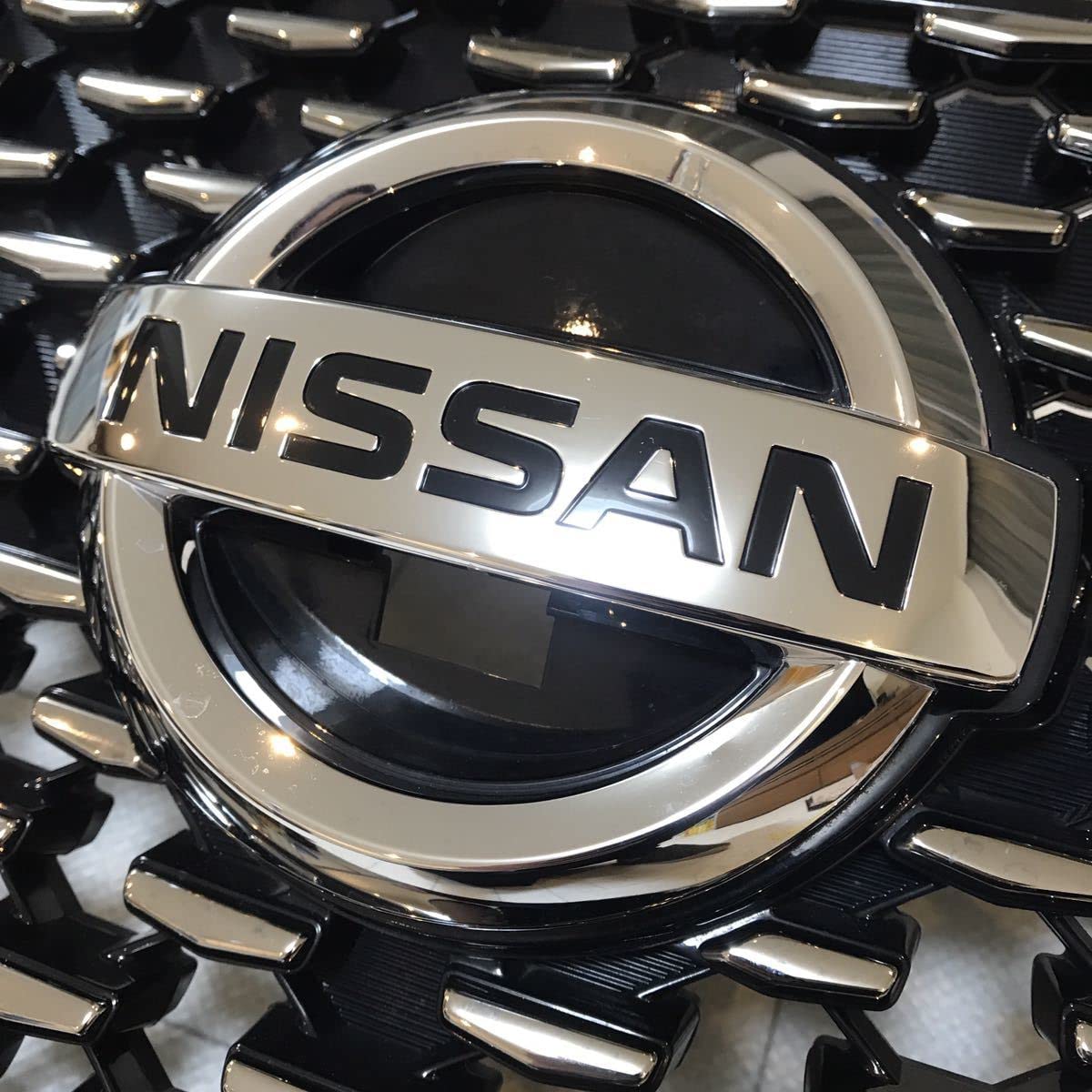 ブラック塗装 AUTECH オーテック フロントグリルエンブレム 日産