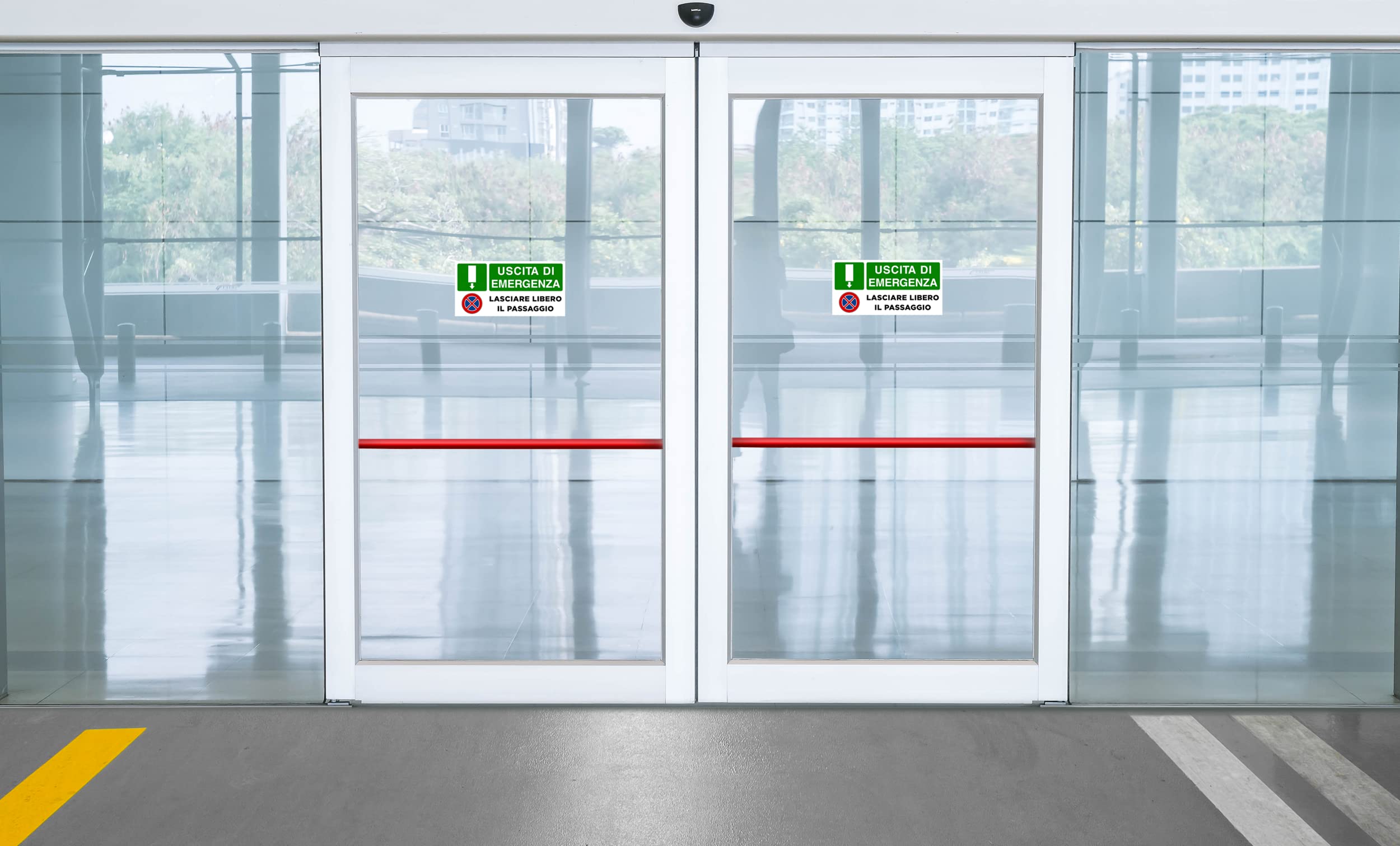 2 Cartelli adesivi in vinile per Uscita di Emergenza Lasciare Libero il Passaggio, dimensioni: 30x15 cm, con simbolo divieto di sosta e di fermata.