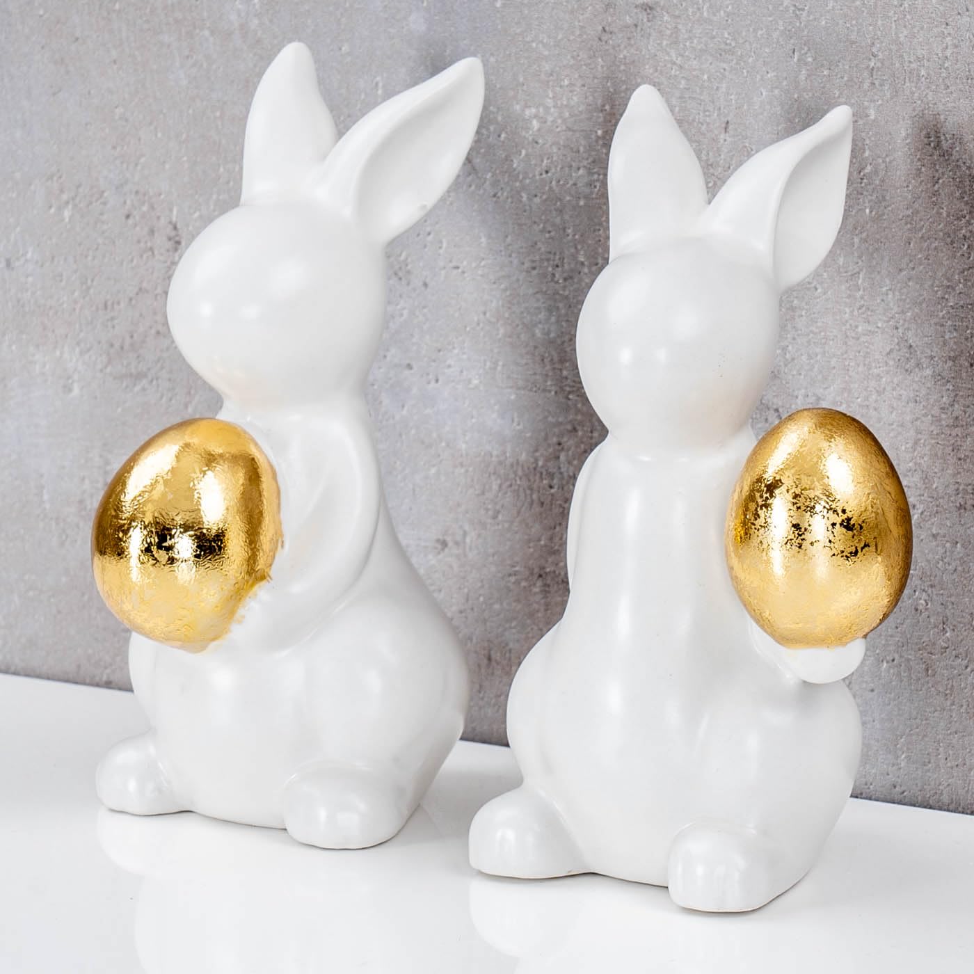 Elegante Paasdecoratie Set Van 2 - Wit Porselein Hazen Met Gouden & Zilveren Ei - Stijlvolle Tafeldecoratie