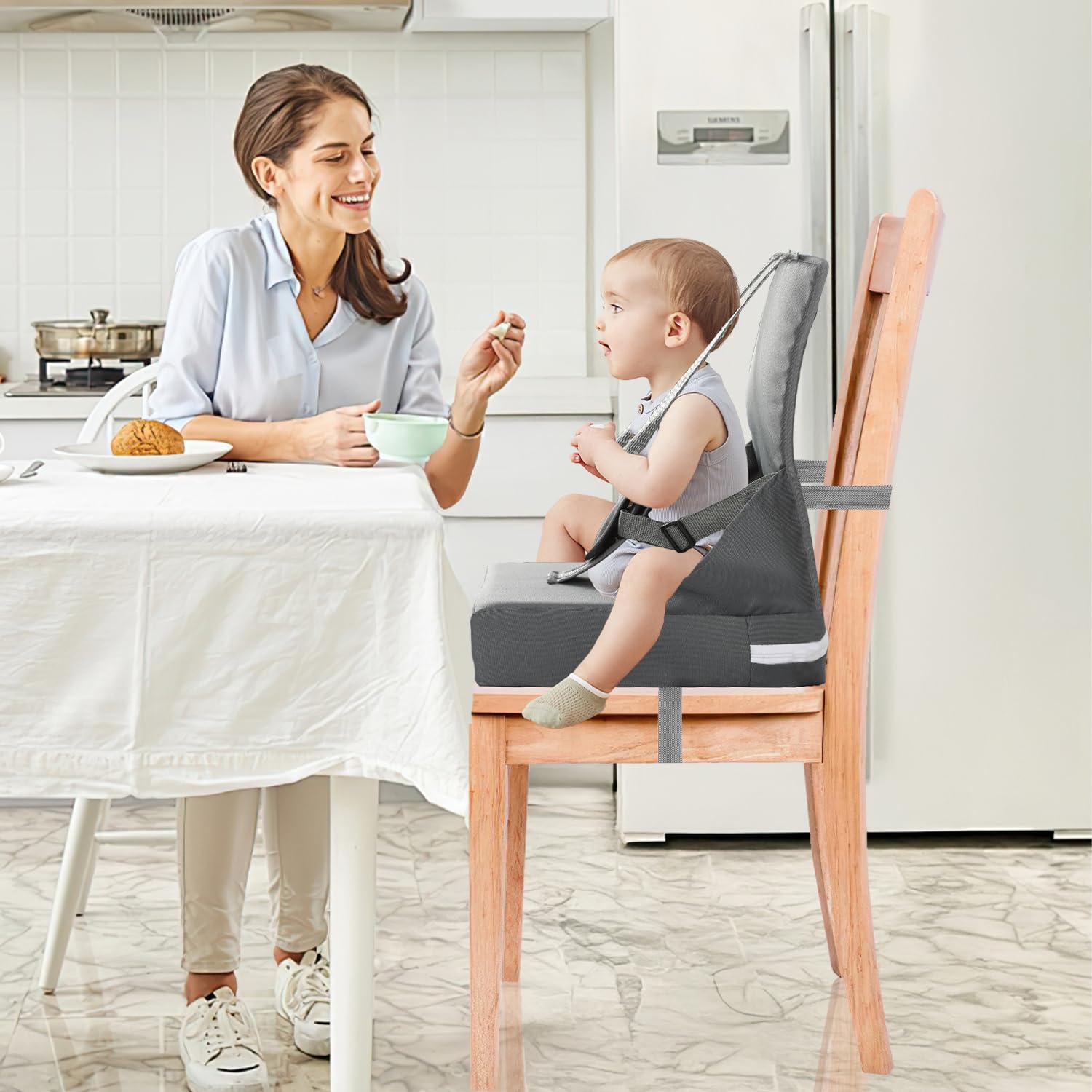 Rehausseur de chaise pour enfant, harnais à 5 points, pliable, coussin d'assise portable avec dossier, imperméable et facile à nettoyer, sac de rangement inclus, gris