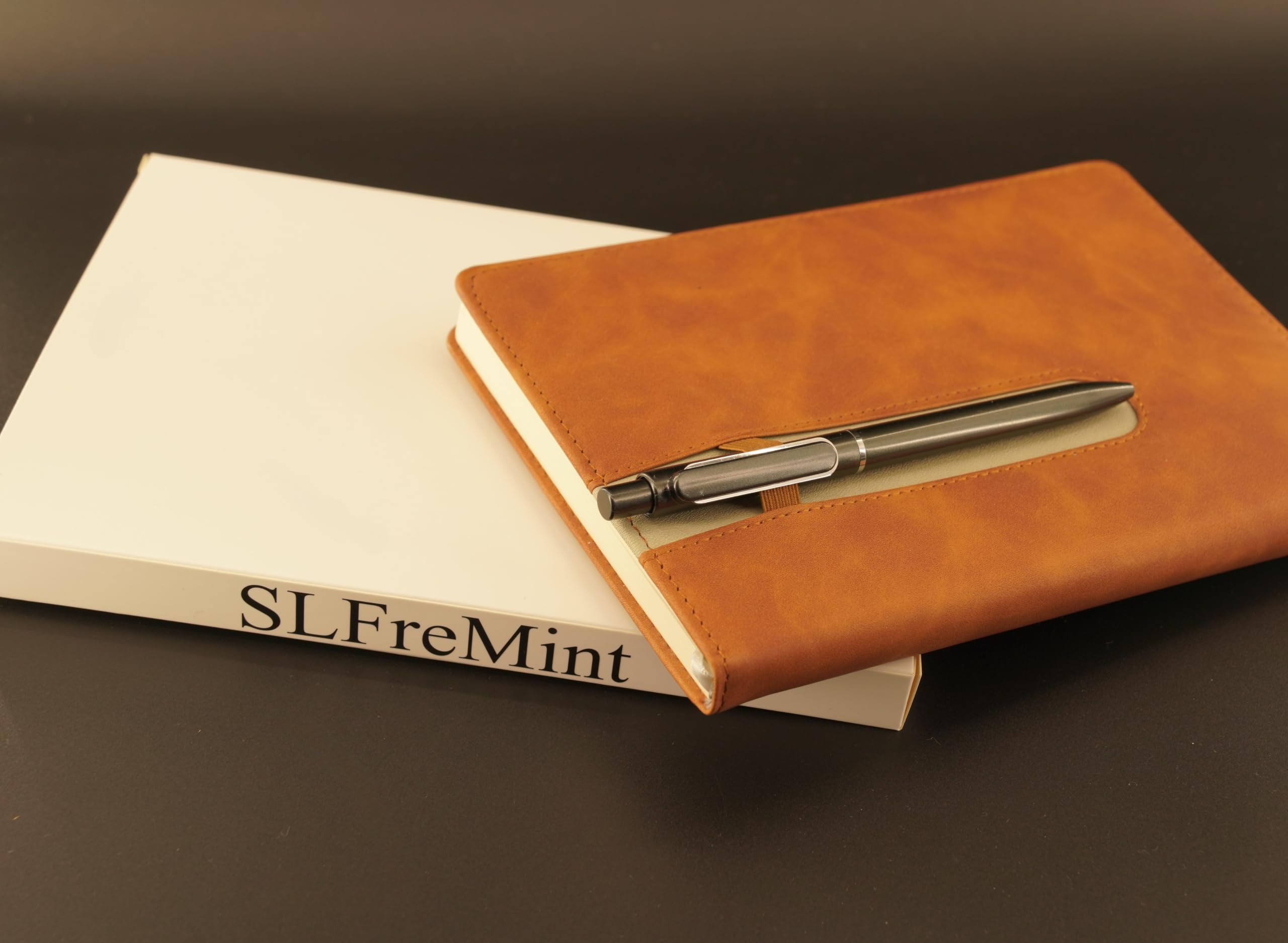 Premium Notizbuch mit Stift- und Stifthalter, 240 Seiten, 80 g/m² Papier, 180 Grad flaches Design, 160 Haftnotizen, Braun