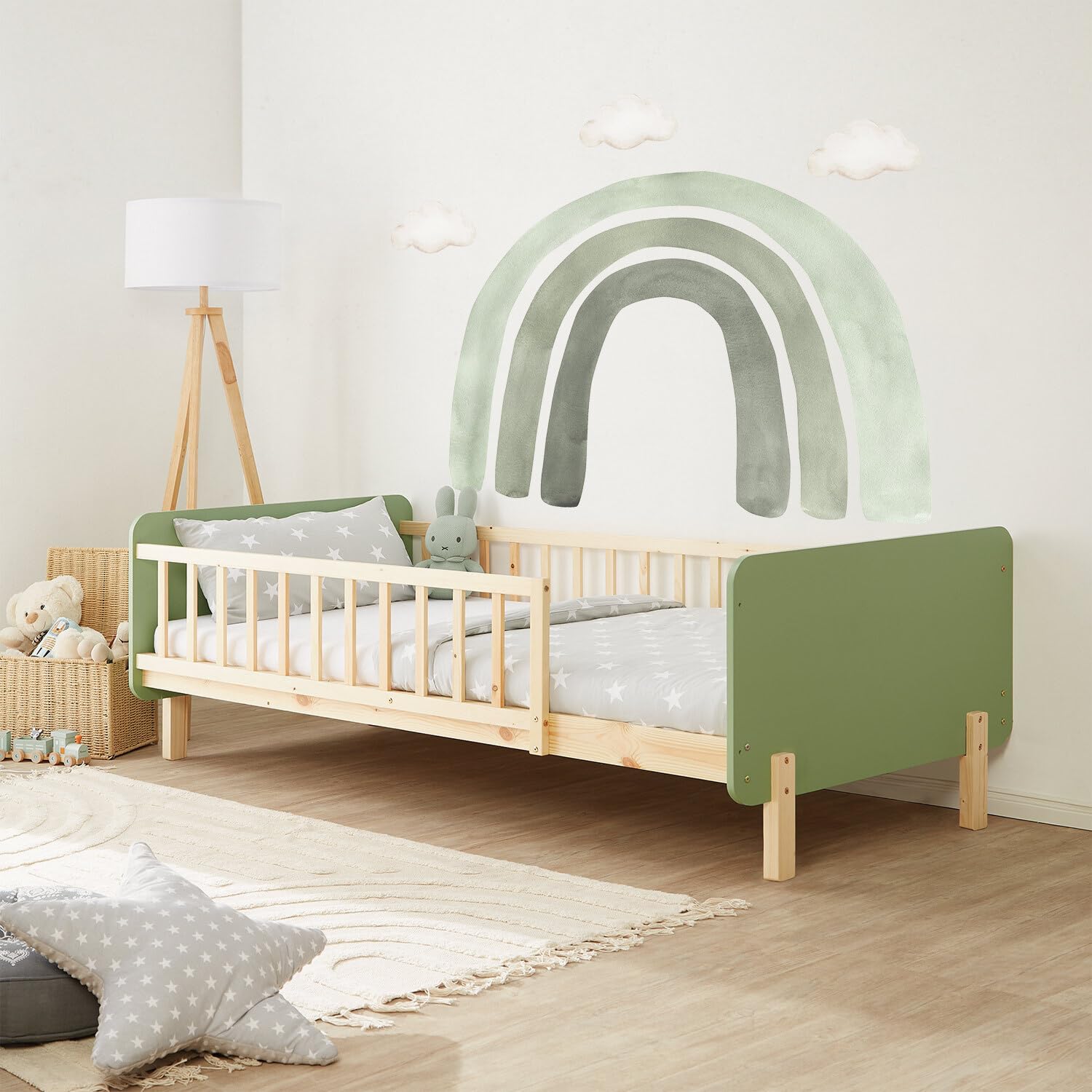 Homestyle4u Kinderbett 90x200 mit Rausfallschutz & Lattenrost Grün | Massivholz Kleinkindbett aus Kiefer im Montessori Design - Gitterbett für Jungen & Mädchen - Stabiles Juniorbett Natur