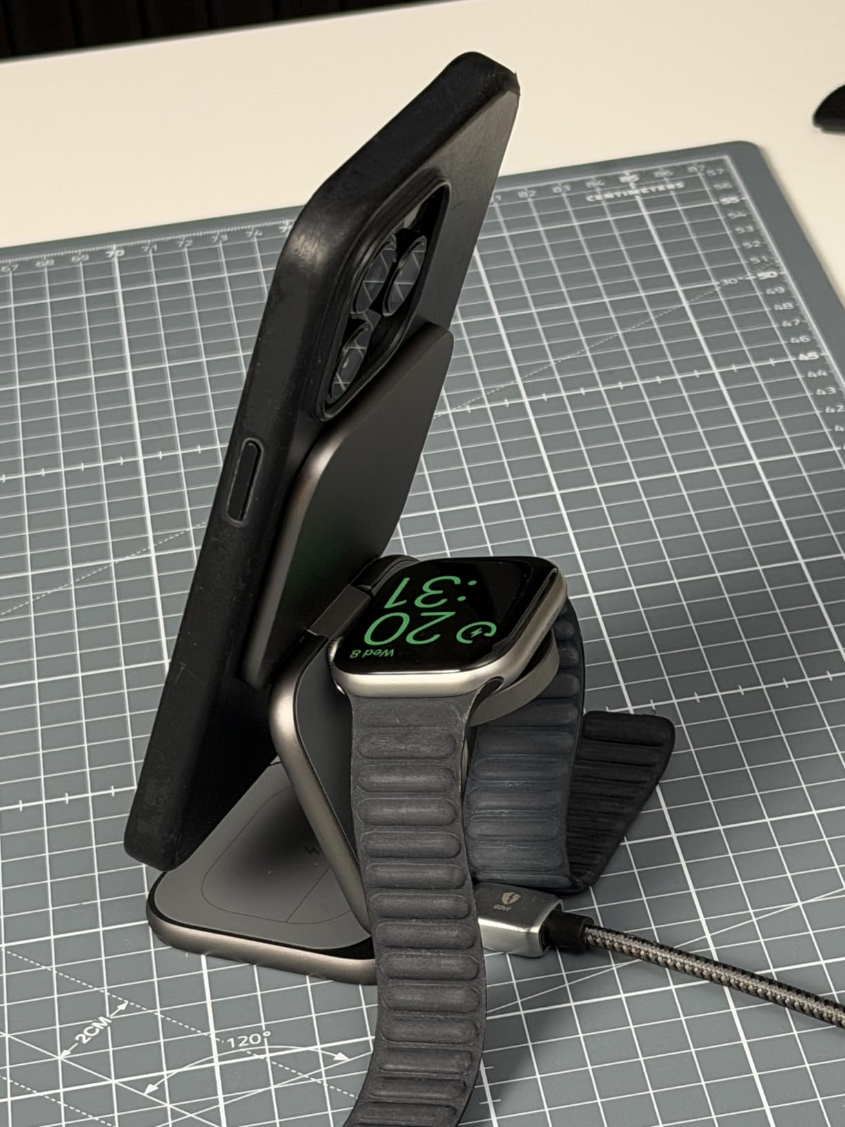 KU XIU X40 Turbo charging iPhone, Apple Watch, and AirPods