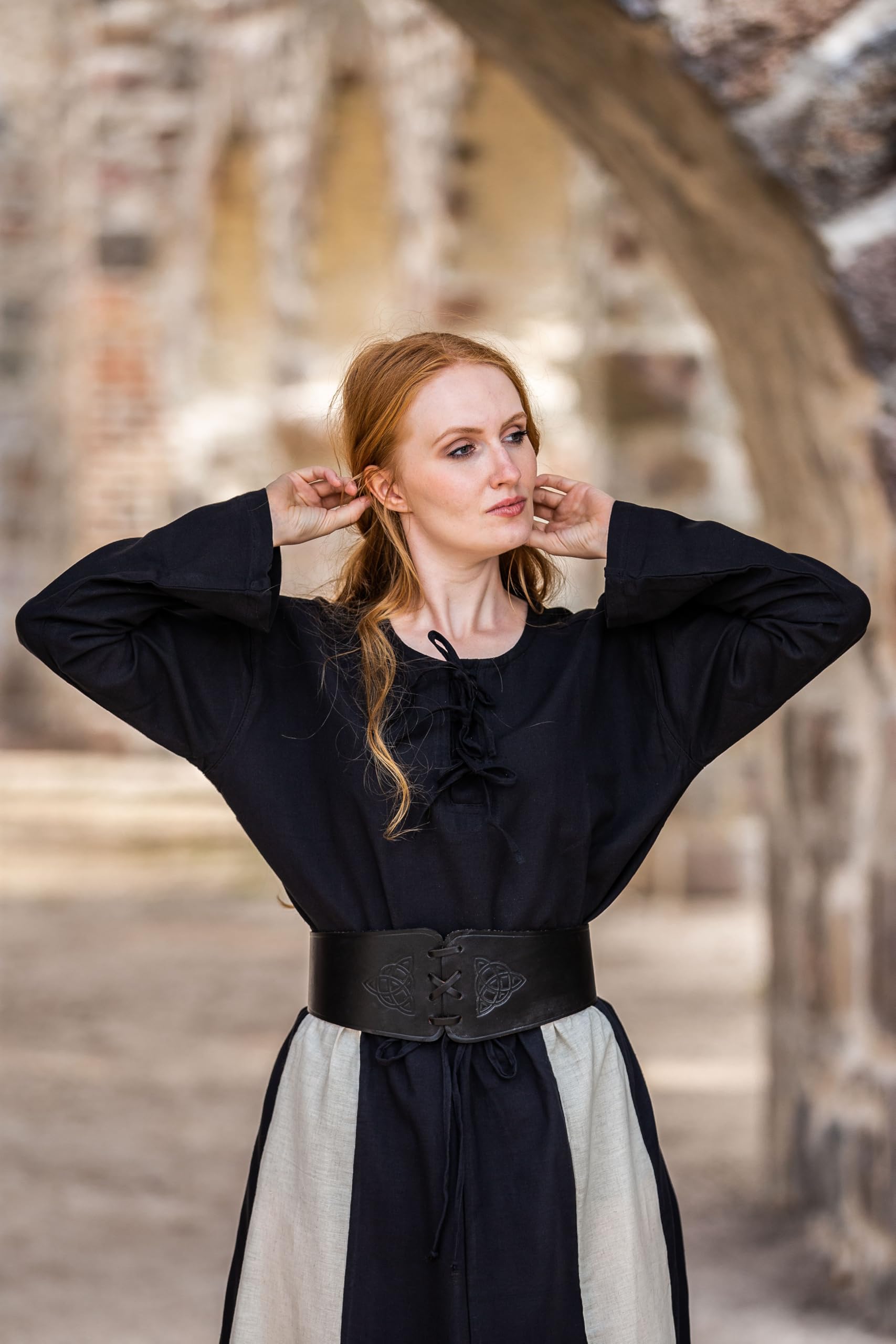 Leonardo Carbone® Mittelalter Miedergürtel Alana mit Triquetra - Ledergürtel Damen, Mittelalter Kleidung Damen, LARP, Karneval, Cosplay, Wikinger Hobbit Kostüme, Karneval - 100% Echtleder Schwarz
