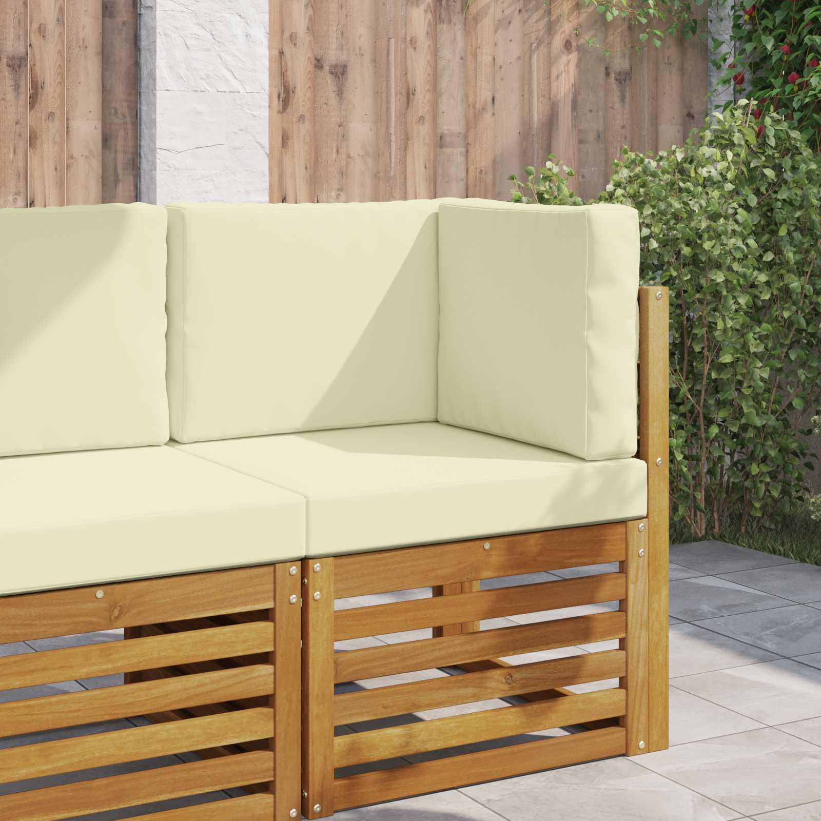 Coussins de canapé extérieur crème pour aménager un coin lecture confortable sur le balcon