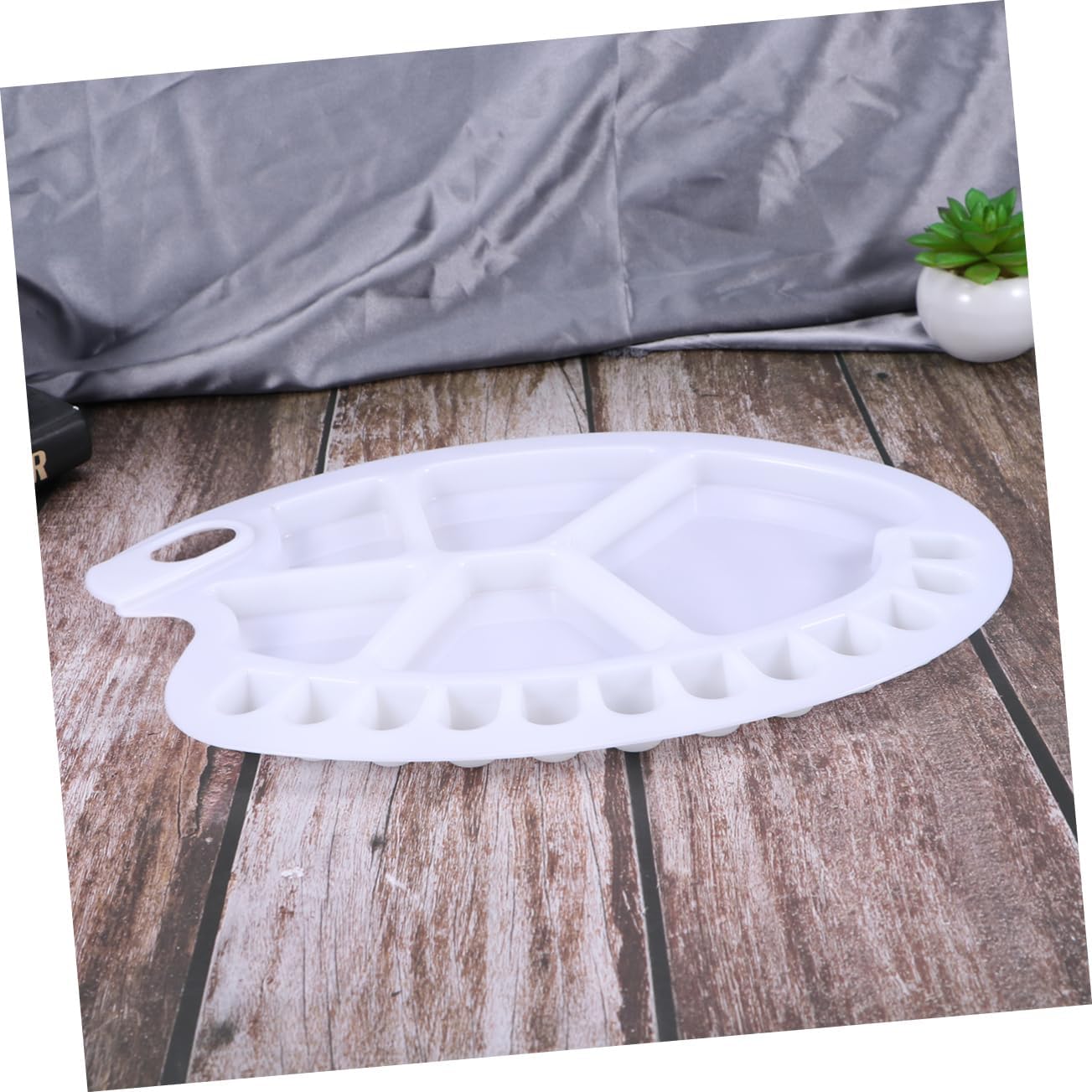White 18 Grid Paint Tray with Thumb Hole for Watercolor Mixing