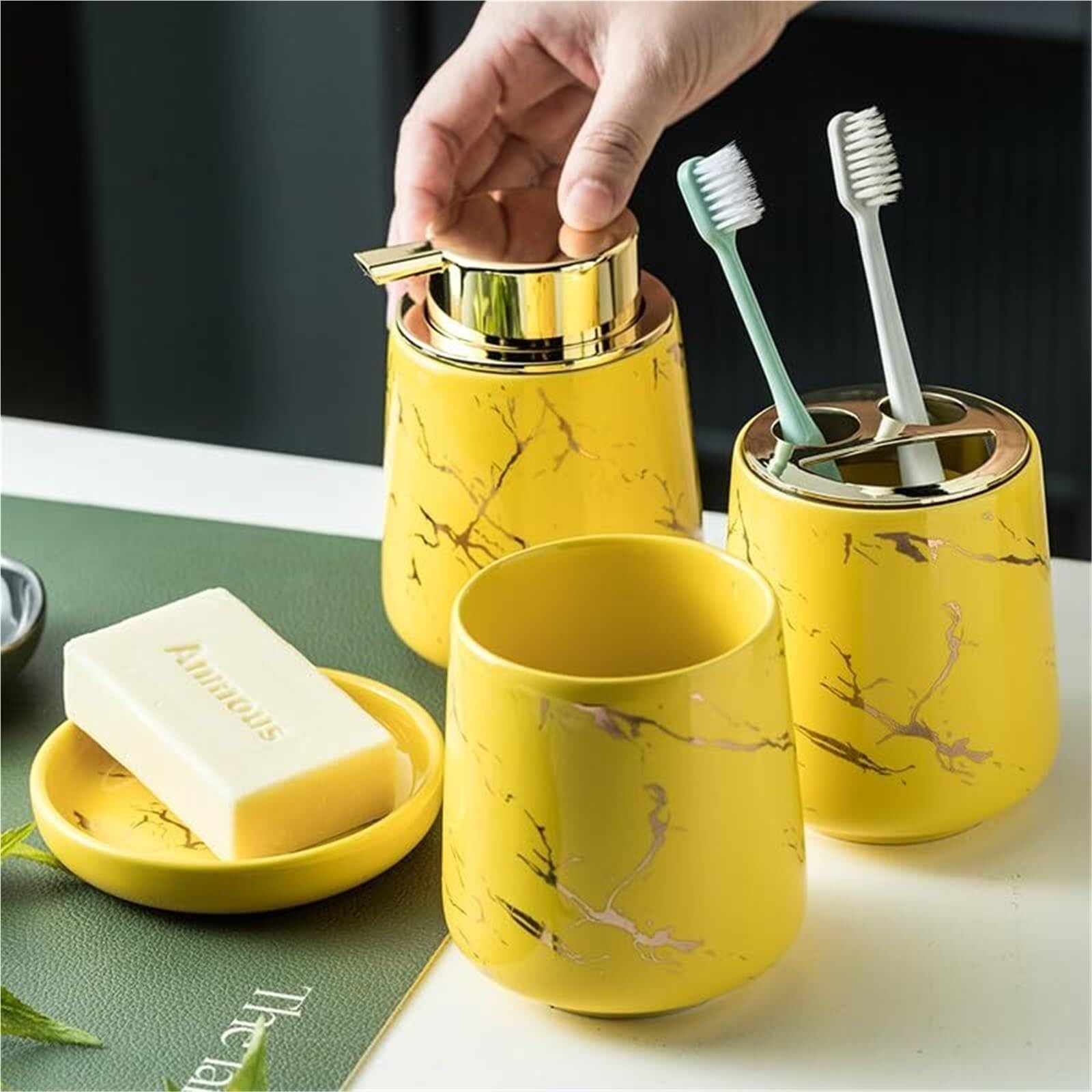 Set di accessori per il bagno Set di lavaggio con dispenser sapone in marmo, pompa for lozione for le mani, portaspazzolino e bicchieri Arredamento per gli affittuari(Yellow Four Piece)