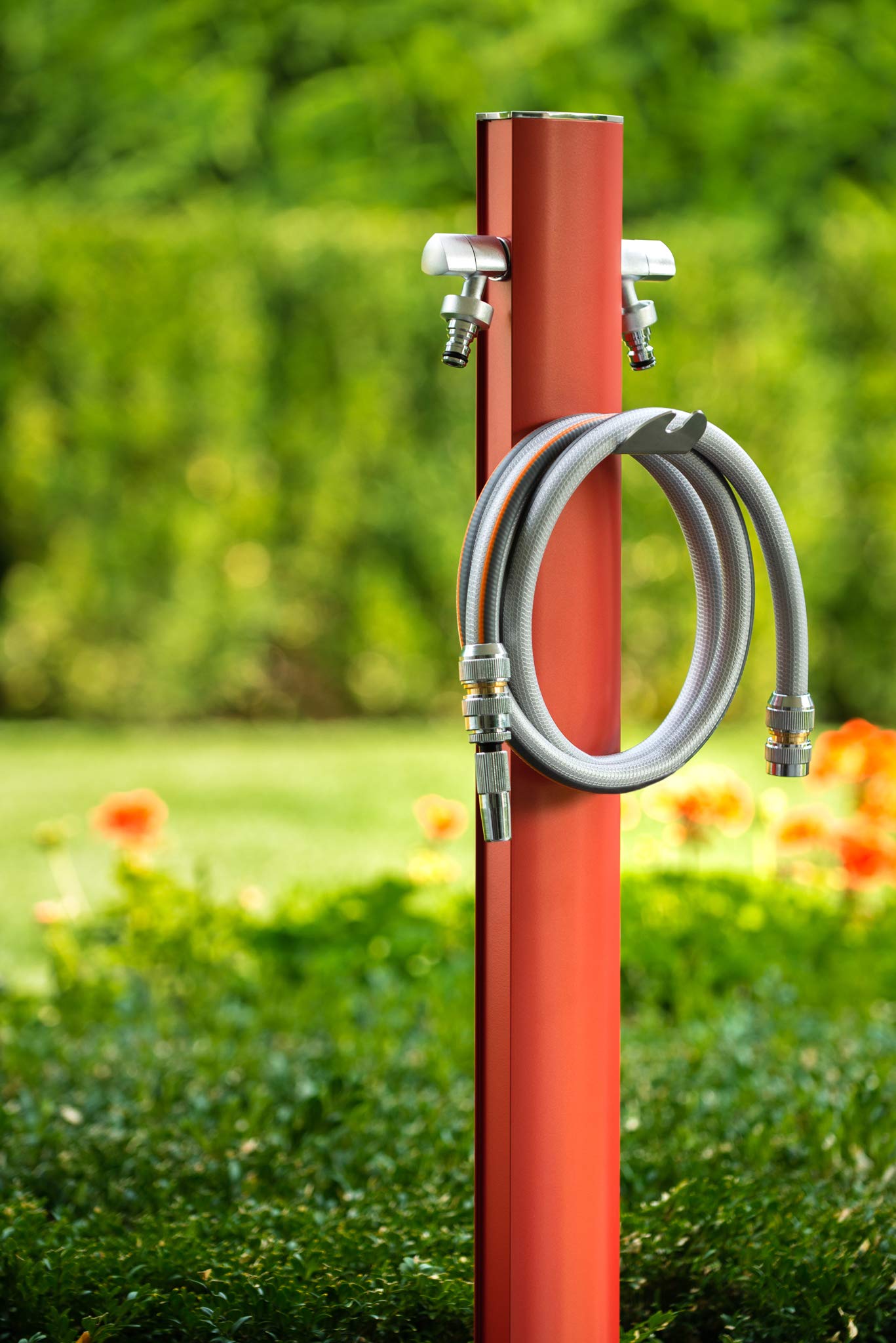 S&M 551703 – Columna de agua Aquapoint Totem color rojo 120 cm de altura | Aluminio lacado con pintura antiarañazos | Incluye colgador para manguera y 2 grifos diseño premium | Para jardines y patios