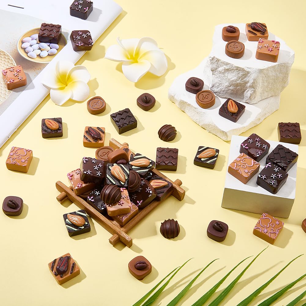 SUNNYCLUE 1 scatola 60 pezzi 15 stili Cioccolato Artificiale Resina Ciondoli Cioccolato All'Ingrosso Mini Assortiti Finti 3D Carini Ciondoli Cabochon Imitazione Dessert per Casa Ufficio Cucina Scrivan
