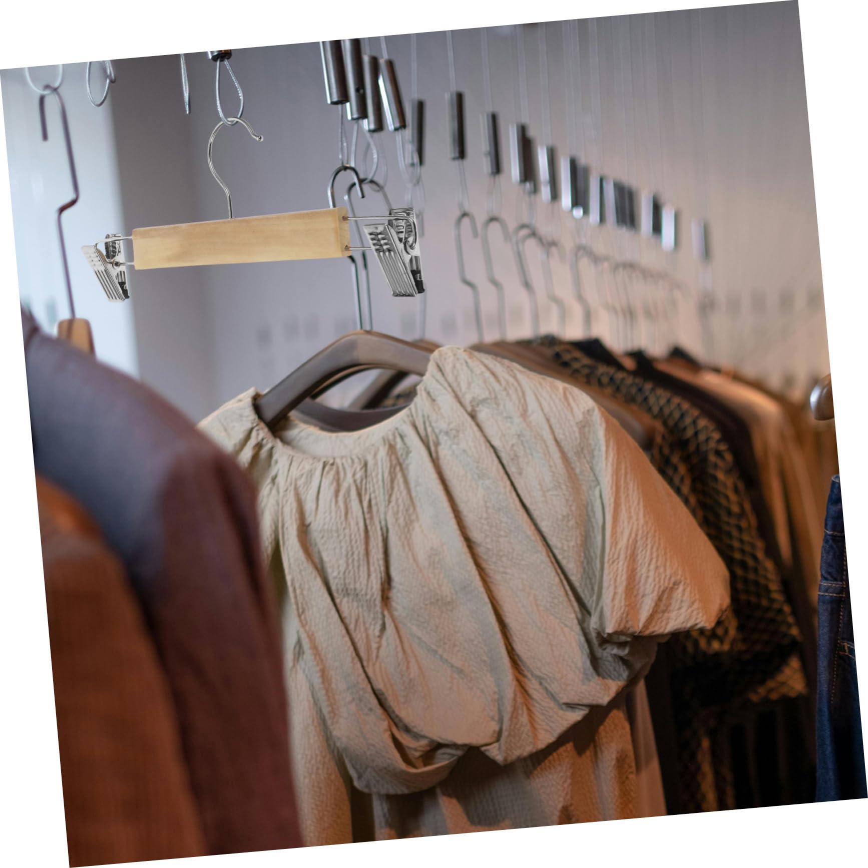 PRETYZOOM 10 Pezzi Appendini per Pantaloni e Gonne con Clip in Acciaio Inox e Struttura in Legno, Salvaspazio e Resistenti per Organizzazione Armadio