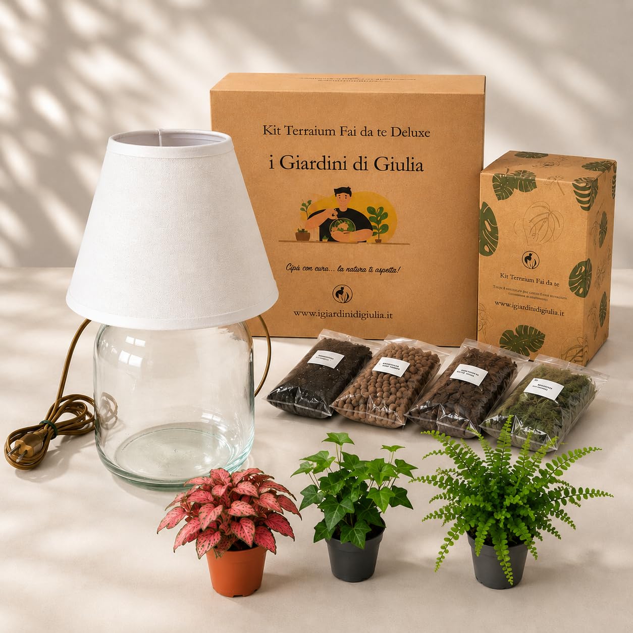 I Giardini di Giulia | Kit Terrarium Lamparium Piccolo e Piante Verdi | Vaso in Vetro Ø22 cm con Paralume Incluso | Include Substrati, Accessori e Terrario Fai-da-Te