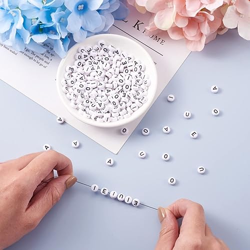 Miniatura 4 de Pandahall - Juego de 500 cuentas redondas planas, vocales con A, E, I, O, U, acrílico blanco para hacer joyas