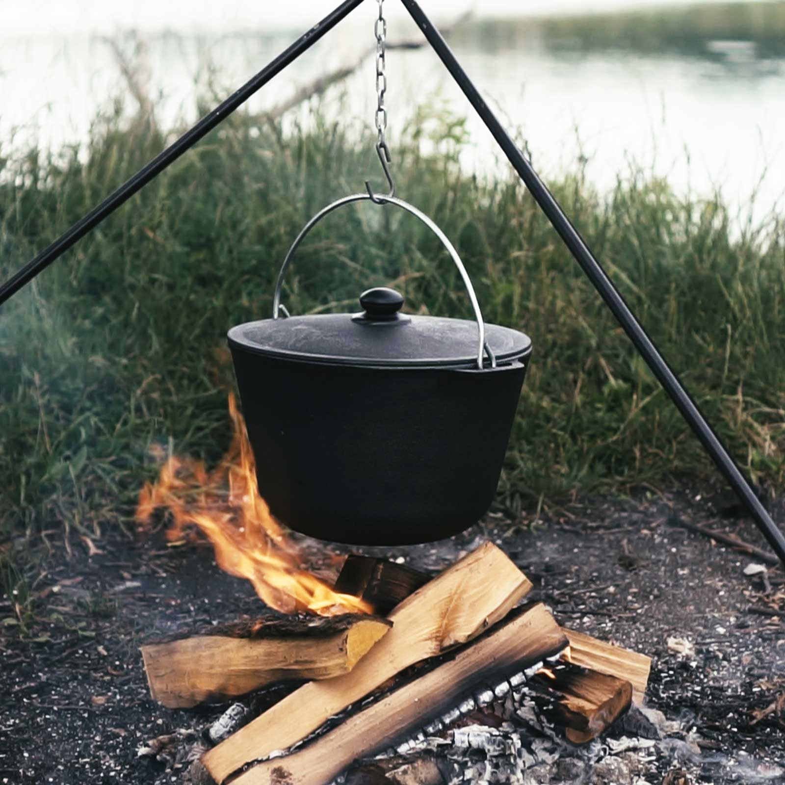Gusseisen Topf 8 L mit Deckel und Schöpflöffel Kazan mit Bügel Schwenktopf Campingtopf Gulaschkessel Schmortopf Dutch Oven Induktionsgeeignet & Ofenfest Gusseisentopf für Kochen & Braten Asia WOK