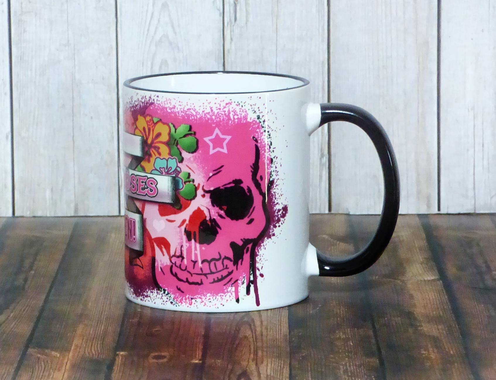 individuell personalisierbare Tasse mit schrillem Totenkopf Spruch Motiv für Frauen und Mädchen, provokante auffällige Spruchtasse, 330ml Fassungsvermögen, von Hand bedruckt