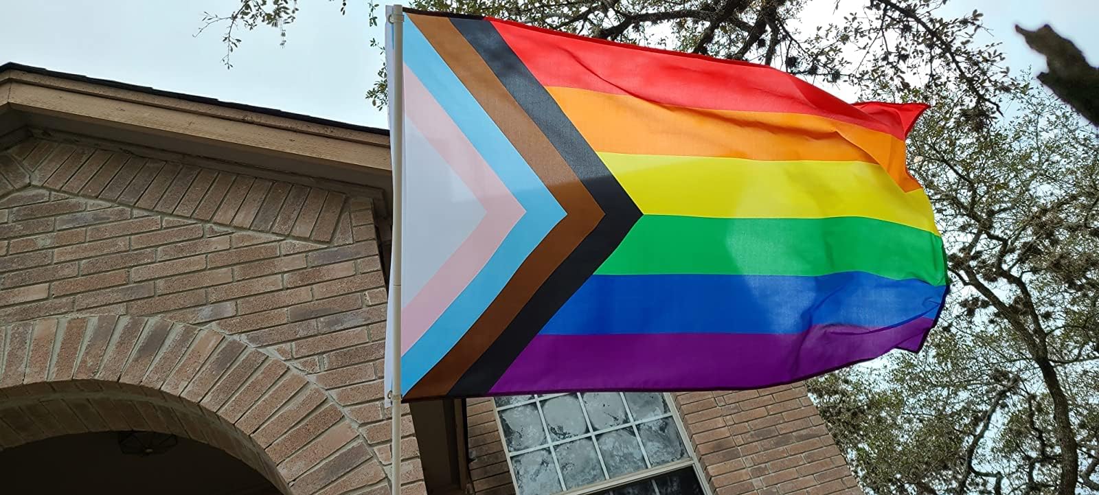 ROTERDON Progress Pride - Bandera arcoíris de 6 x 10 pies, colores vivos y a prueba de decoloración, a prueba de rayos UV, gay, transgénero, bisexual, lesbiana, LGBT, bandera de poliéster con ojales