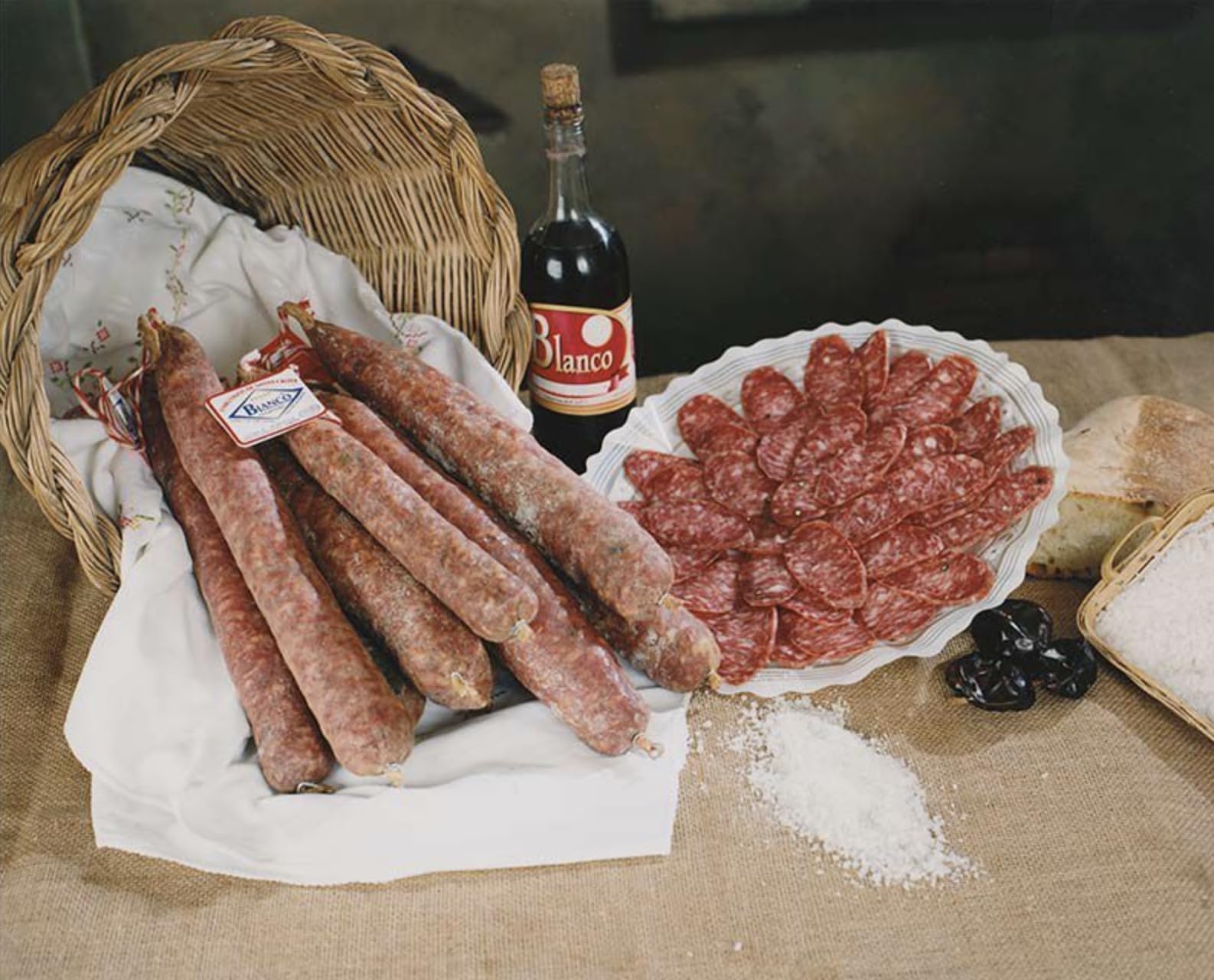 Saucisson Espagnol. Saucisson Extra Zamora. Fil de saucisse d'environ 500 grs. Snack salé idéal à l'apéritif à tout moment de la journée. Salchichón en fer à cheval Espagnol 100% naturel et artisanal.