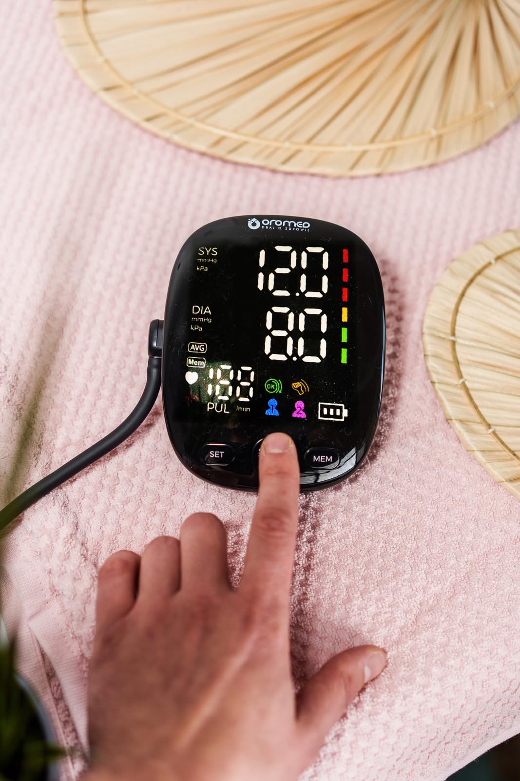 Oromed ORO-N12 SMART - Tensiómetro electrónico de brazo con pantalla LED, detección de arritmias, 2 x 120 ranuras de memoria, USB y batería, apagado automático
