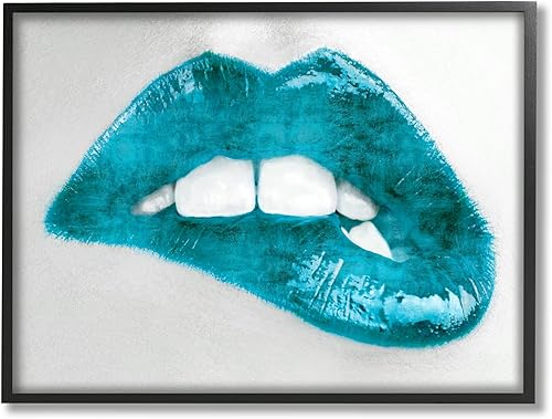 Stupell Industries Moderna fotografía de labios azul a la moda femenina, diseñada por Sarah McGuire Black Framed Wall Art, 20 x 16, plata