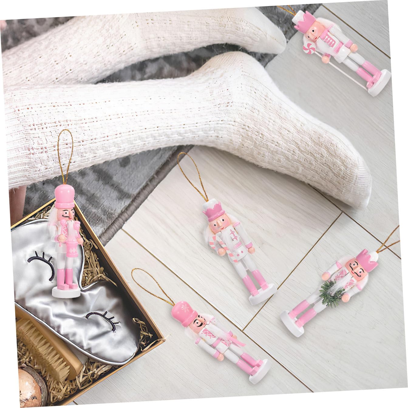 DOITOOL Lot de 5 casse-noisettes pour petits argentés - Décoration de Noël miniature - Figurine casse-noisette en peluche - Description chic - Casse-noix en feutre - Utilisation DIY