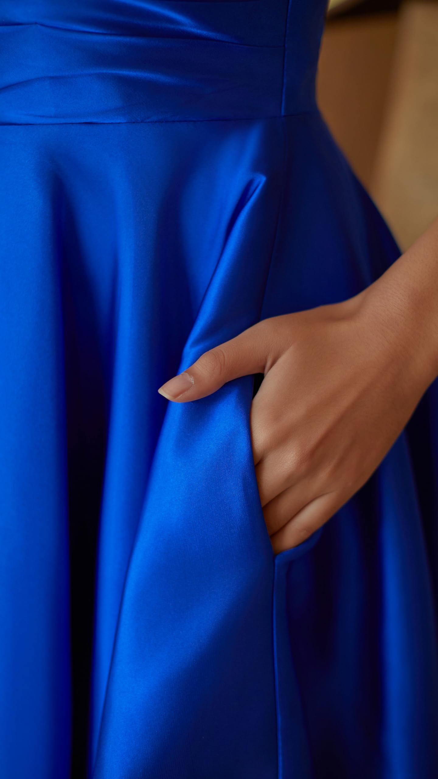Vestido corto de satén con tirantes delgados