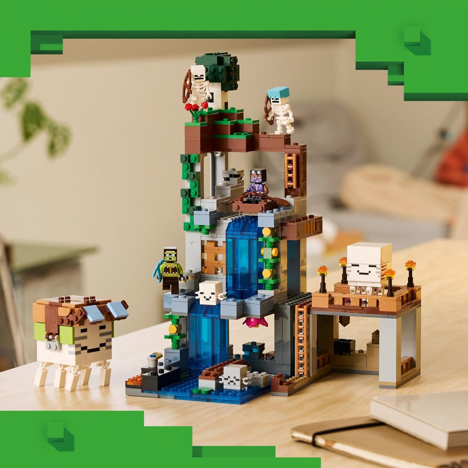 LEGO Minecraft Ghast-Station - Spielzeug mit 8 Figuren inkl. 2 Skelette und 4 Ghasts mit Zubehör - Zimmerdeko für Kinder - Gaming-Geschenk für Jungen, Mädchen und Fans ab 9 Jahren - 21597