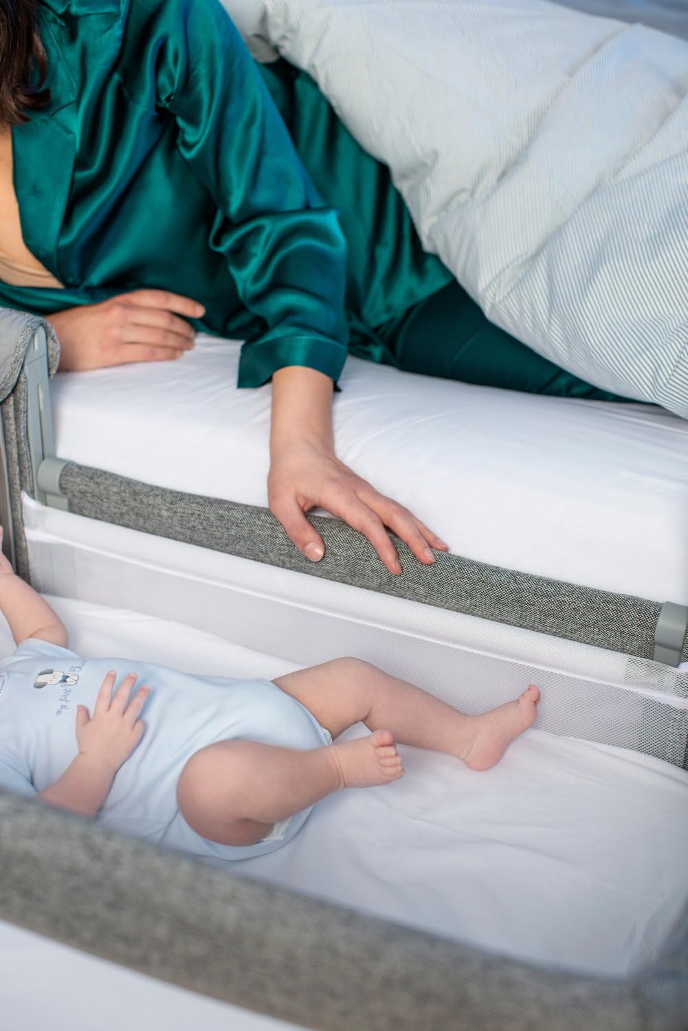 Chicco Next2Me Magic EVO Cuna Bebé Lado de la Cama, con Modo Mecedora, Inclinable, Barandilla Abatible, Altura Ajustable, 4 Ruedas, Colchón y Bolsa de Viaje Incluidos, Gris Oscuro