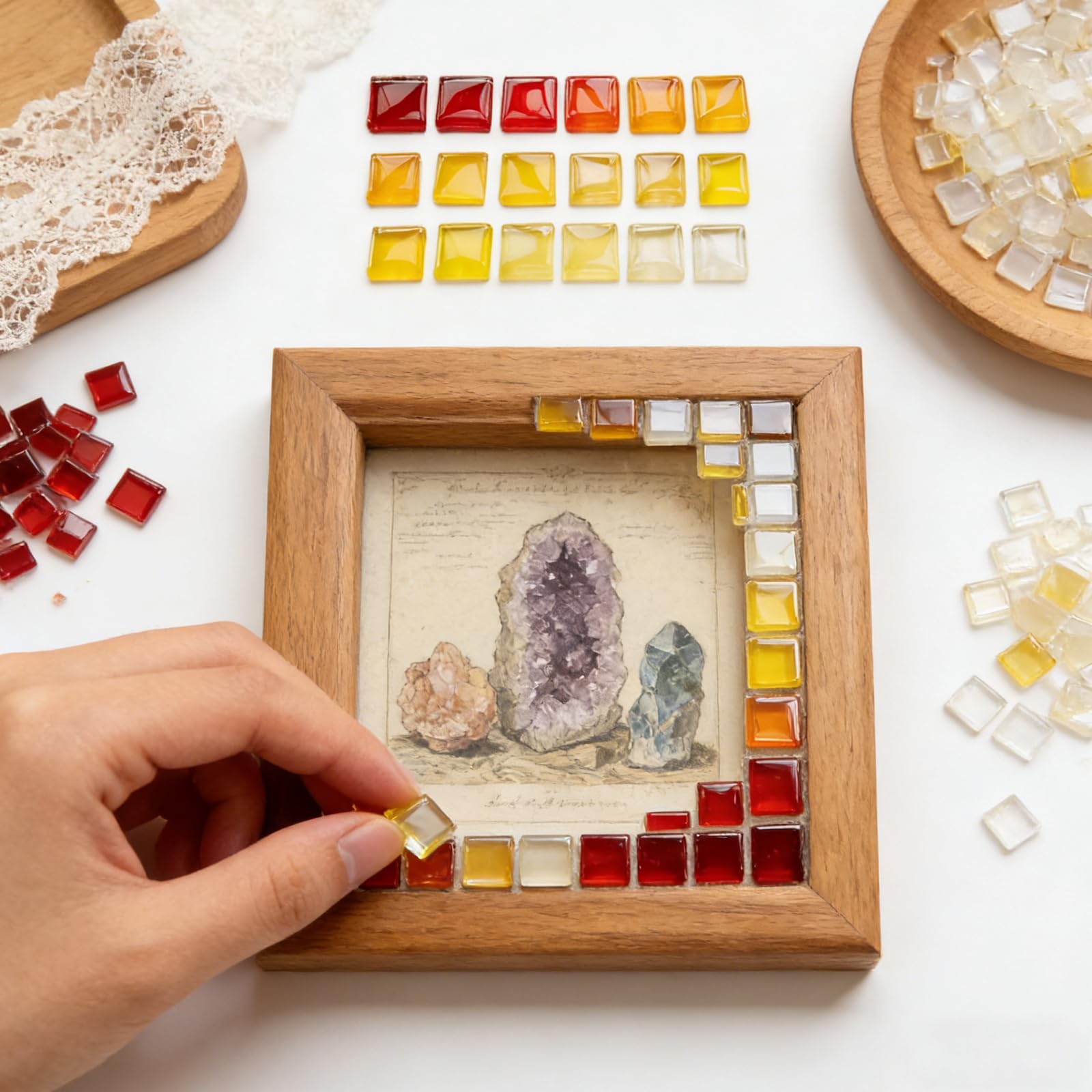 1100 Prezzo Fai Da Te Tessere Mosaico, 1kg Mosaico Piastrelle per Esterno, 1x1cm Pietre Colorate Piastrelle Mosaica Bambini, Vetro Tessere per Mosaica DIY Artigianat (Rosso Arancione Giallo)