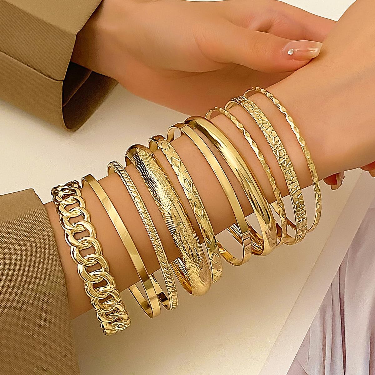 Generic Lote de 10 brazaletes de muñequera dorados para mujer - Tendencia - Muñequera con bisagra abierta - Anchas y gruesas - Minimalistas - De metal - Talla única - Sin piedras preciosas