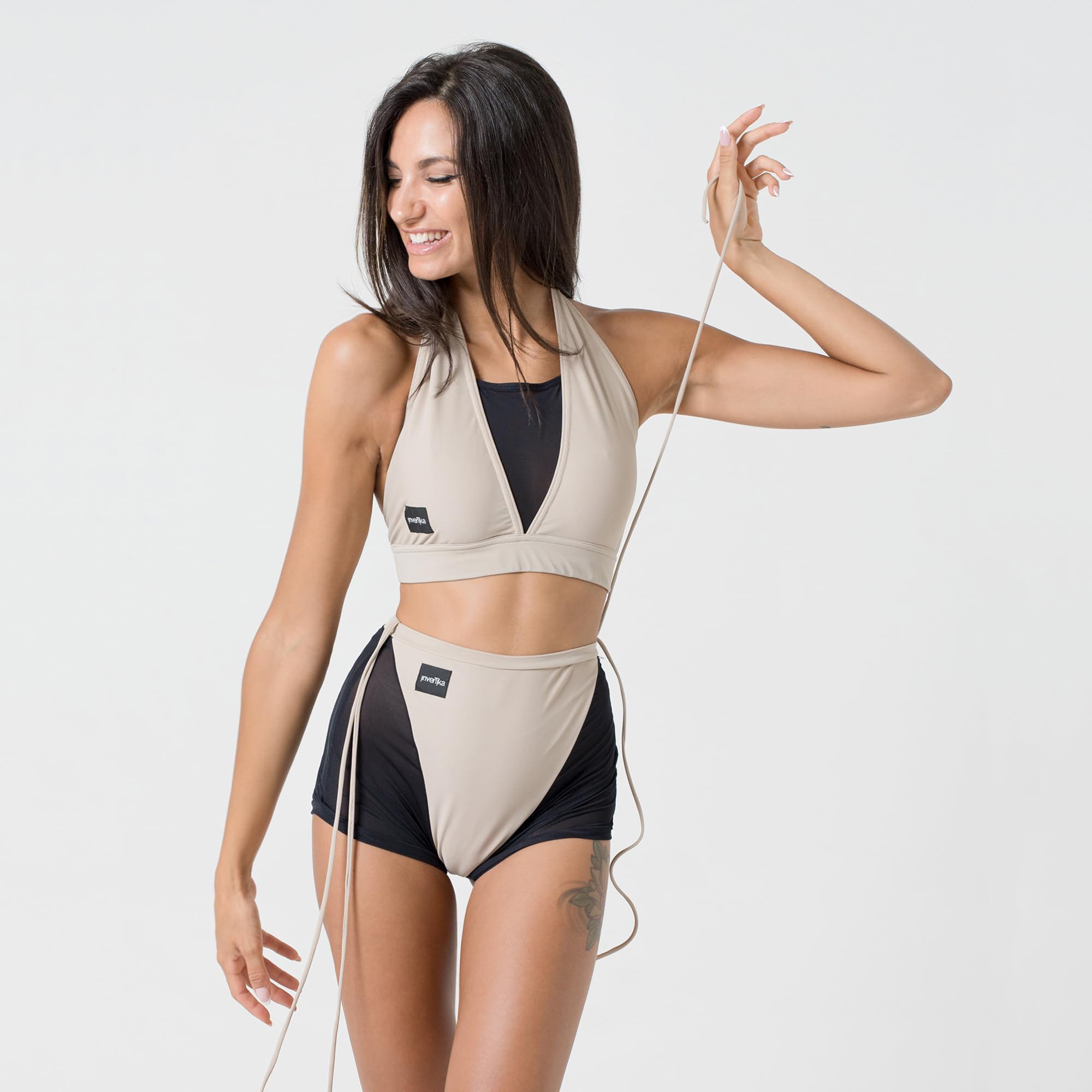 Invertika Completo Donna Top e Shorts Unica Pole Dance Sportivo con Retina e Sgambatura Regolabile con Lacci. Made in Italy